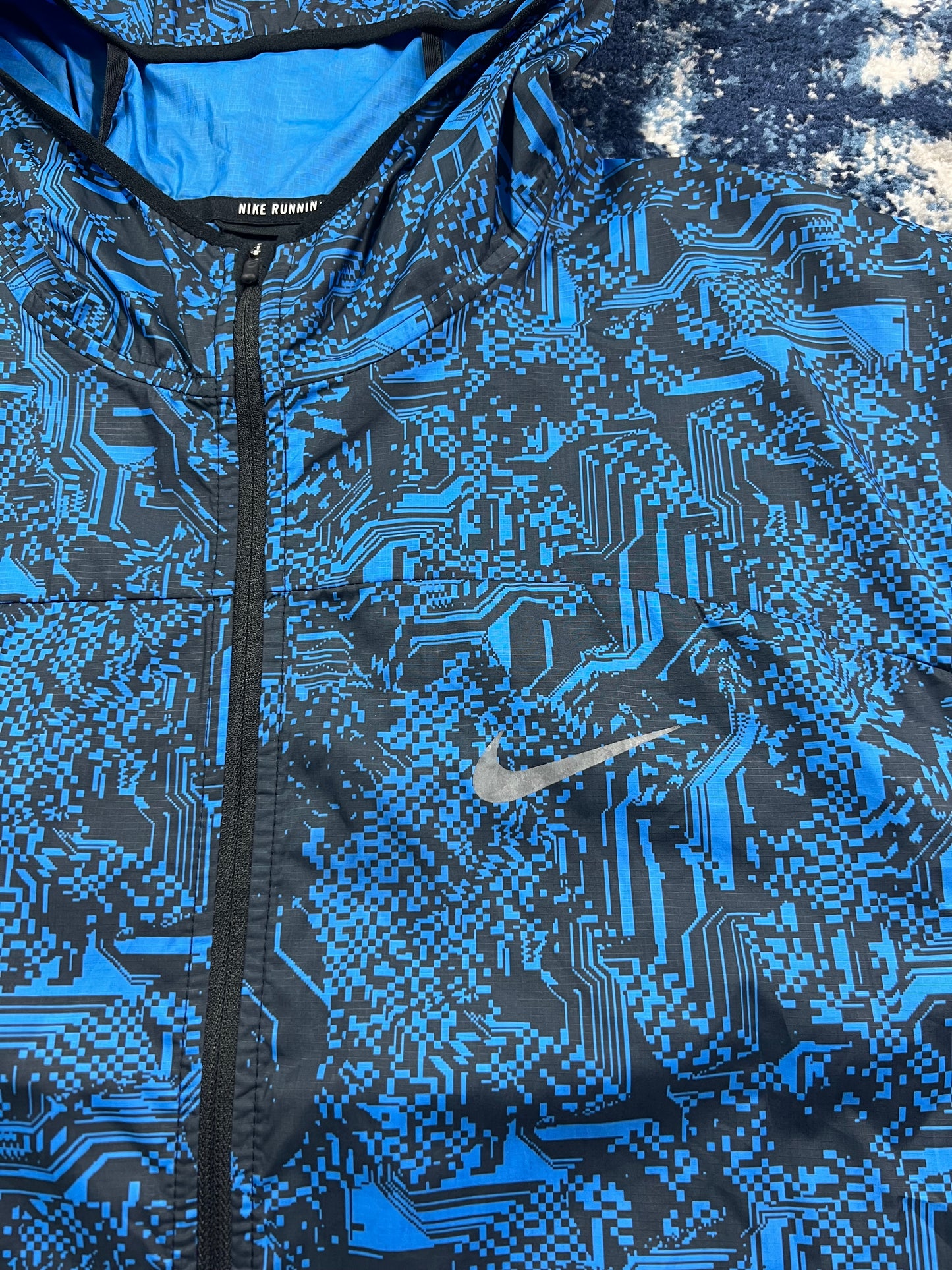 Nike Liquid Camo Glitch Windrunner Jacket Blue Men’s XL in Blue, men's XL – detail view