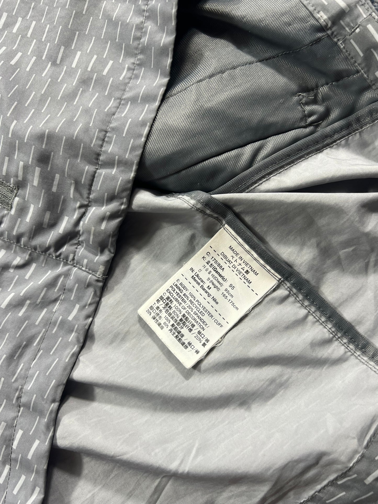 Nike Racer Fuse Digital Dash Windrunner Jacket Light Grey Men’s Small in Light Grey, men's Small – detail view
