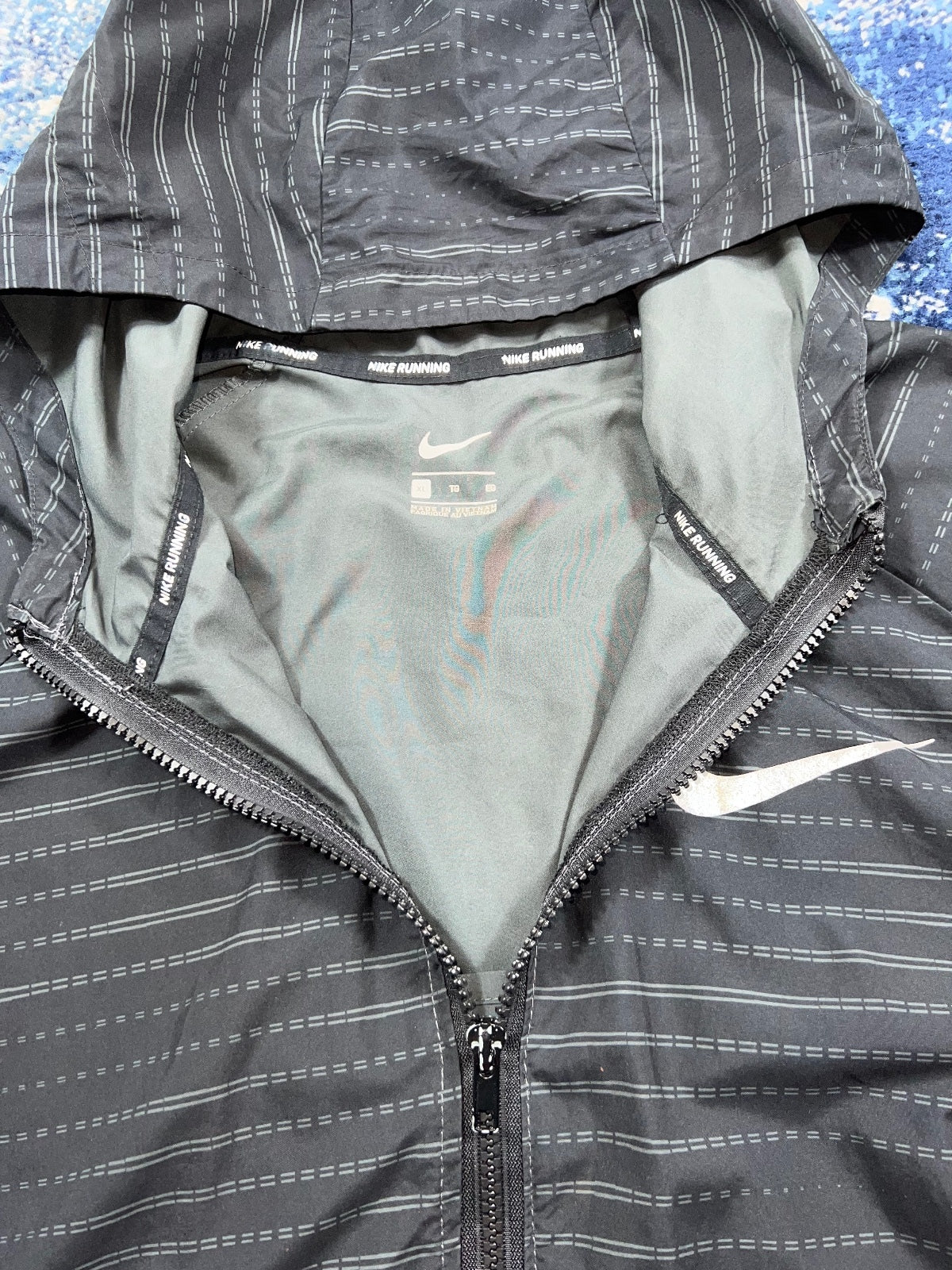 Nike Running Windrunner Jacket – Gray, Men's XL in Gray, men's XL – detail view