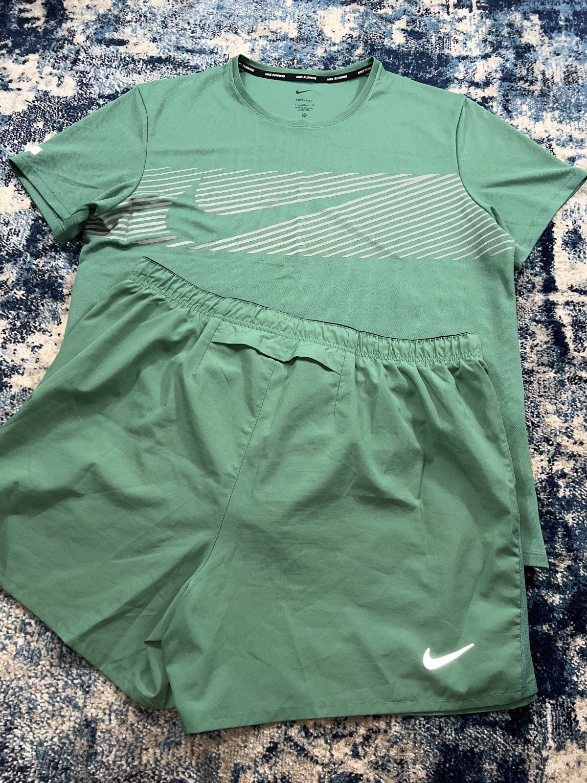 Nike Flash Miler T Shirt / Challenger Shorts Running Gym Set – DarkGreen, Men's Large in DarkGreen, men's Large – detail view