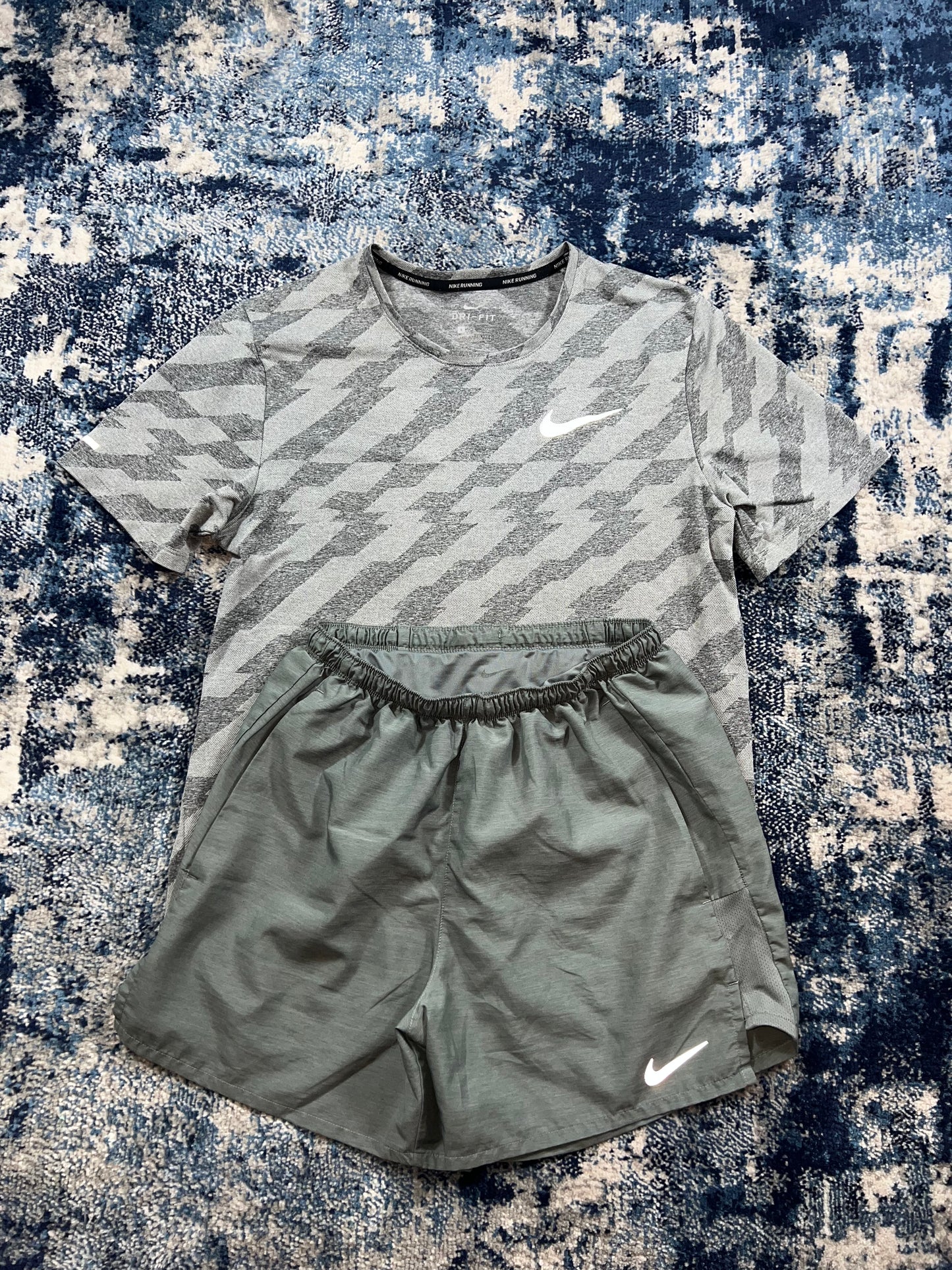 Nike Jacquard Miler T-Shirt & Challenger 5” Shorts Running Set Grey Men’s Small in Grey, men's Small – detail view