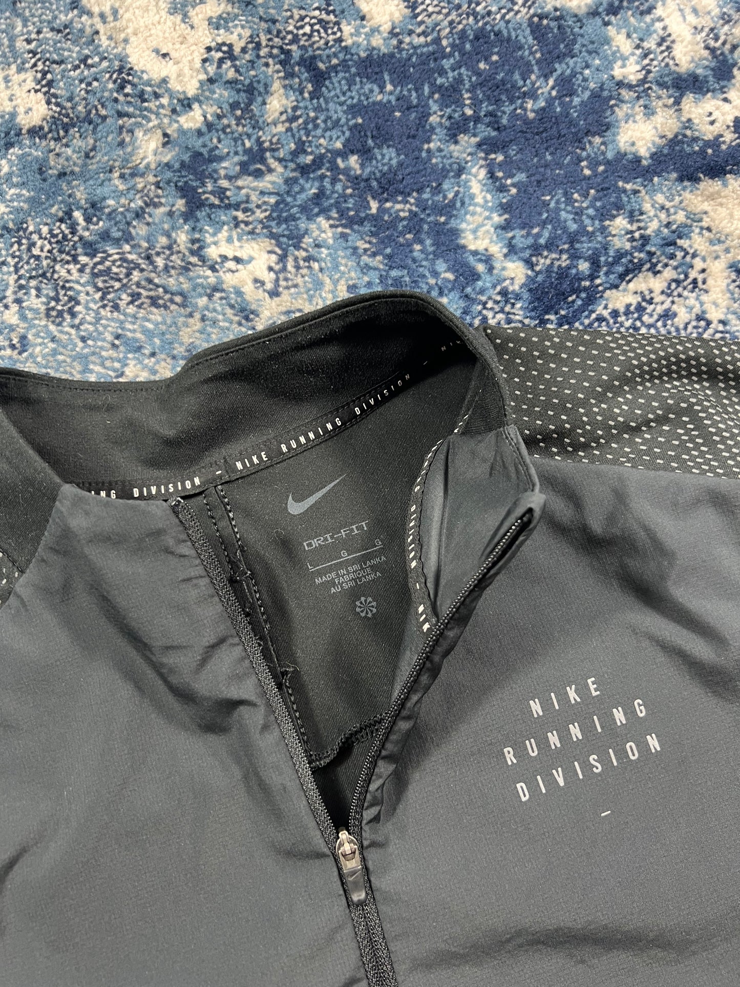 Nike Running Division Element 1/4 Zip Black Reflective Men’s Large in Black, men's Large – detail view