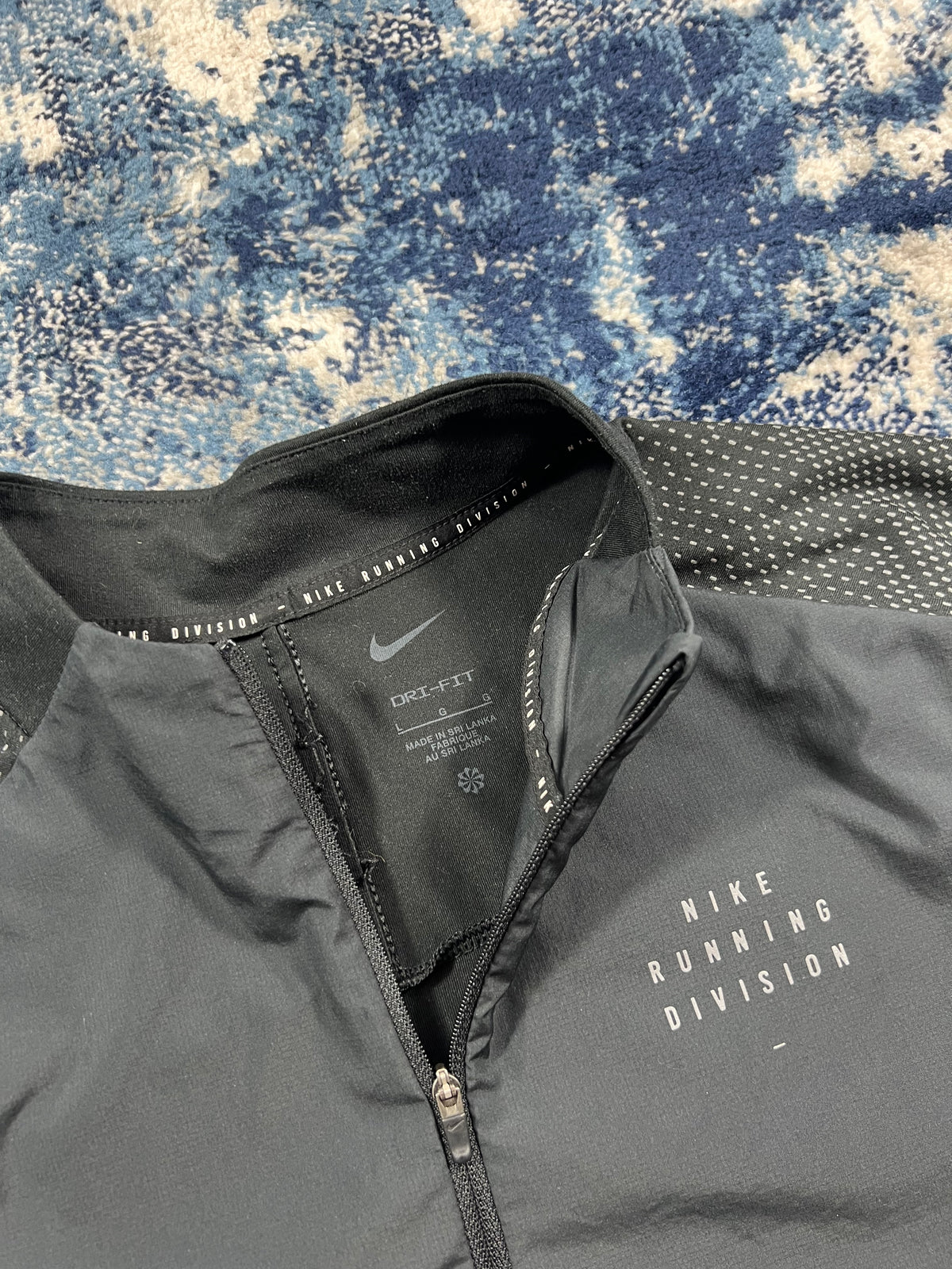 Nike Running Division Element 1/4 Zip Black Reflective Men’s Large in Black, men's Large – detail view