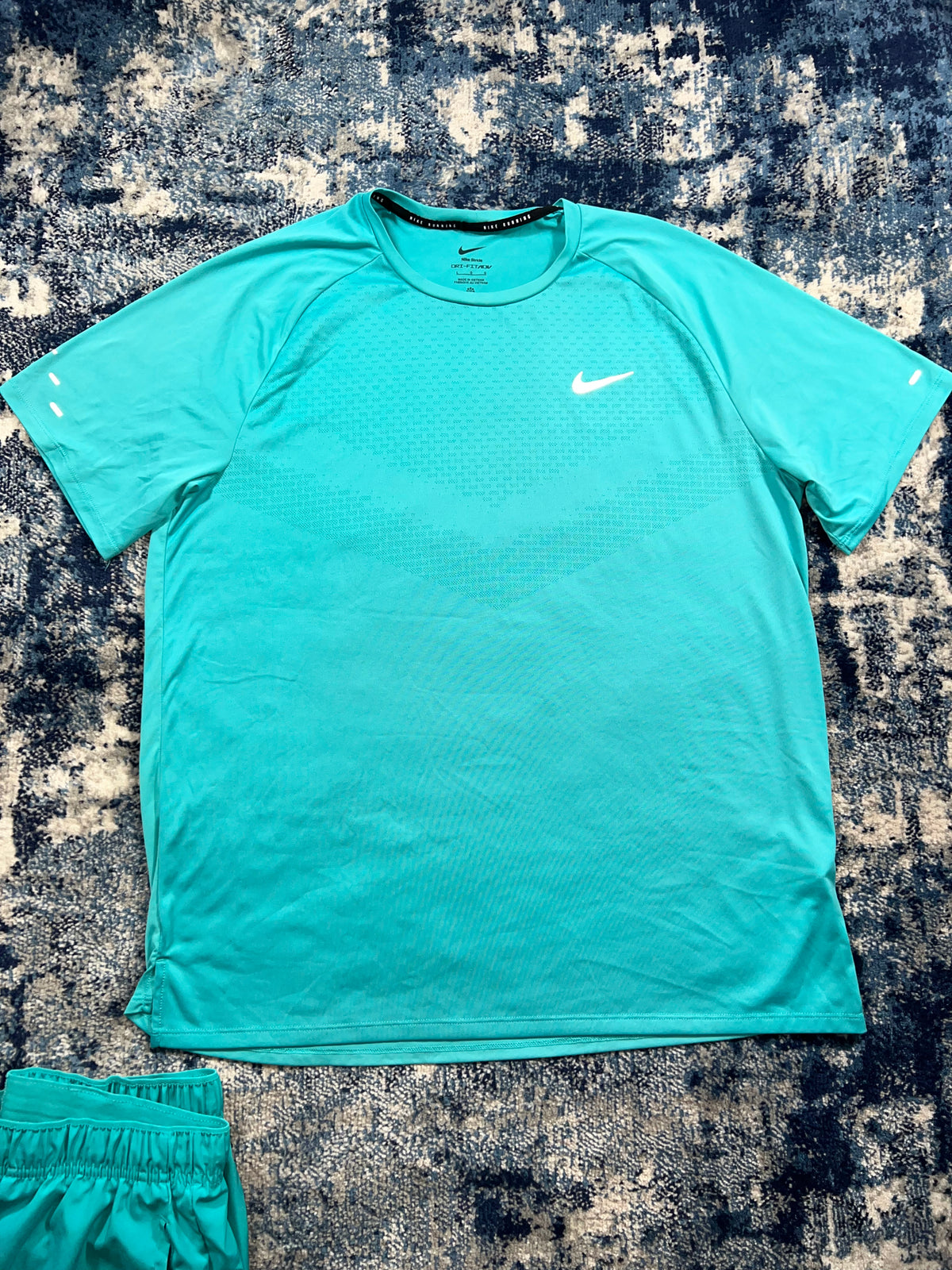Nike Stride Dri-FIT ADV T-Shirt & Challenger 7” Shorts Set Dusty Cactus – Dusty Cactus / Blue / Green, Men's Large in Dusty…