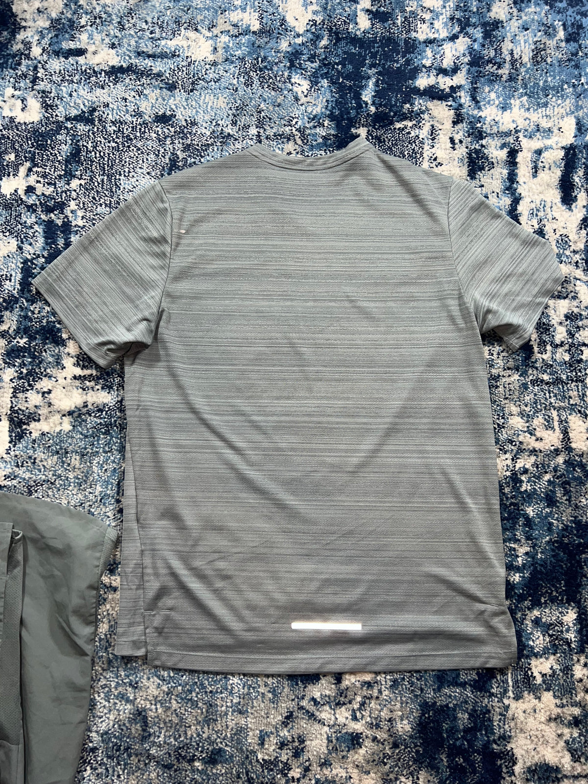 Nike Miler T-Shirt & Challenger 9” Shorts Running Gym Set Grey Men’s Medium in Grey, men's Medium – detail view