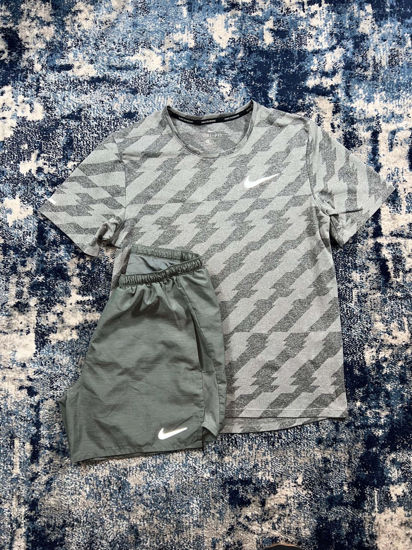Nike Jacquard Miler T-Shirt & Challenger 5” Shorts Running Set Grey Men’s Small in Grey, men's Small – front view