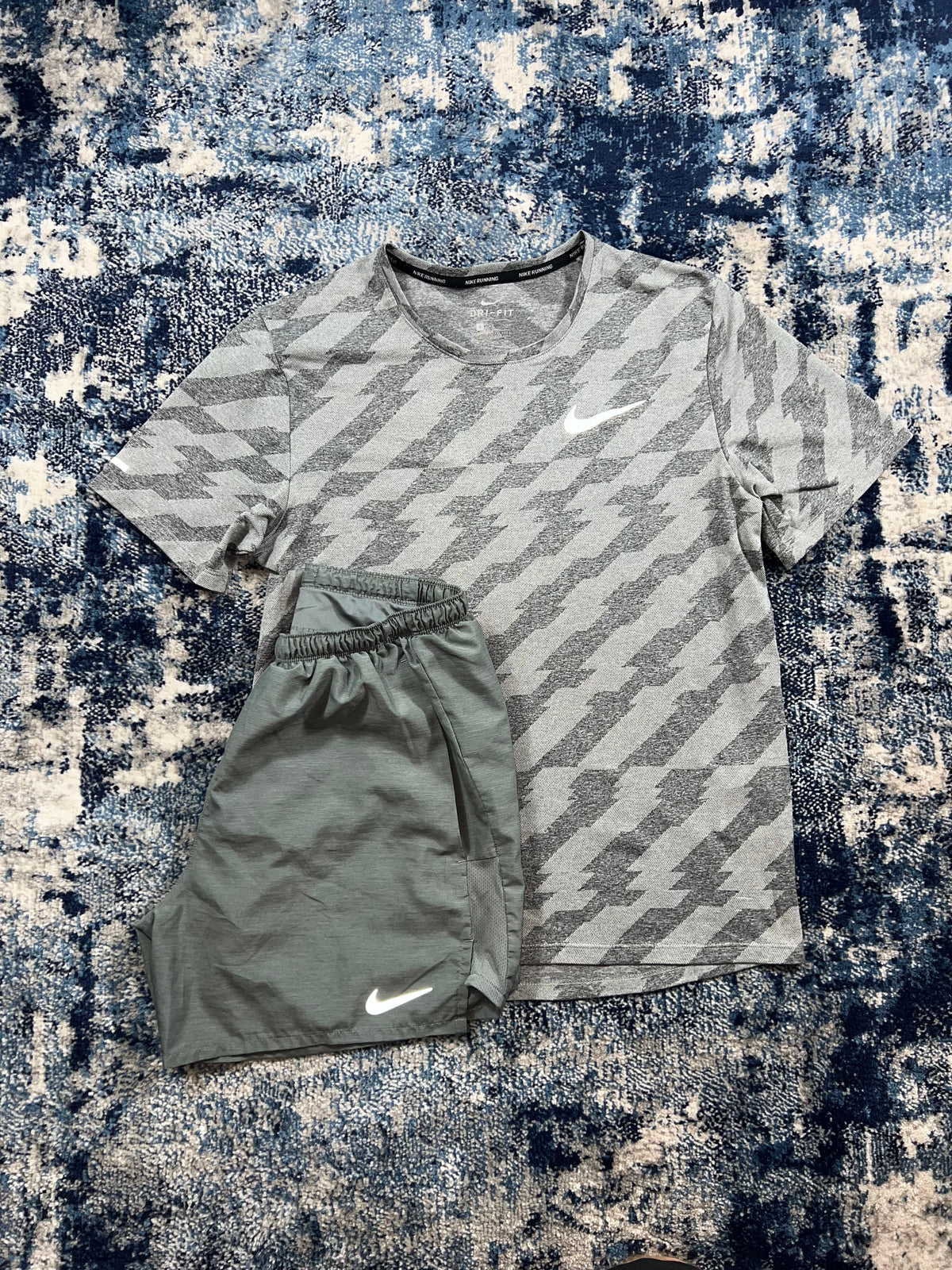Nike Jacquard Miler T-Shirt & Challenger 5” Shorts Running Set Grey Men’s Small in Grey, men's Small – front view