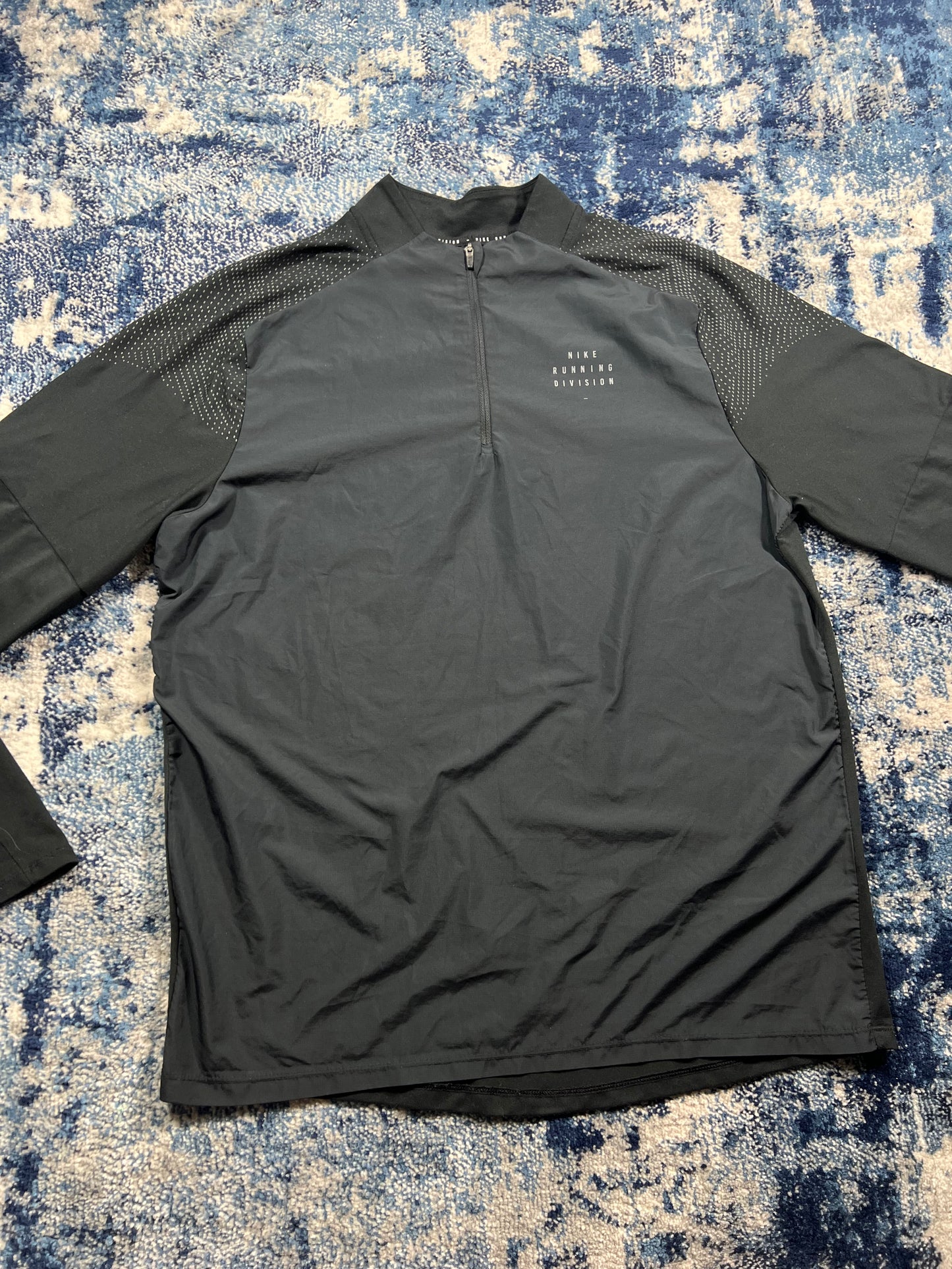 Nike Running Division Element 1/4 Zip Black Reflective Men’s Large in Black, men's Large – detail view
