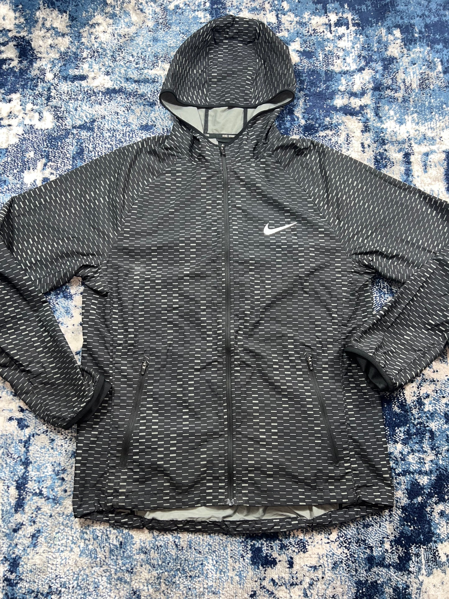 Nike Racer Fuse Digital Dash Windrunner Jacket Dark Grey Men’s Medium in Dark Grey, men's Medium – detail view