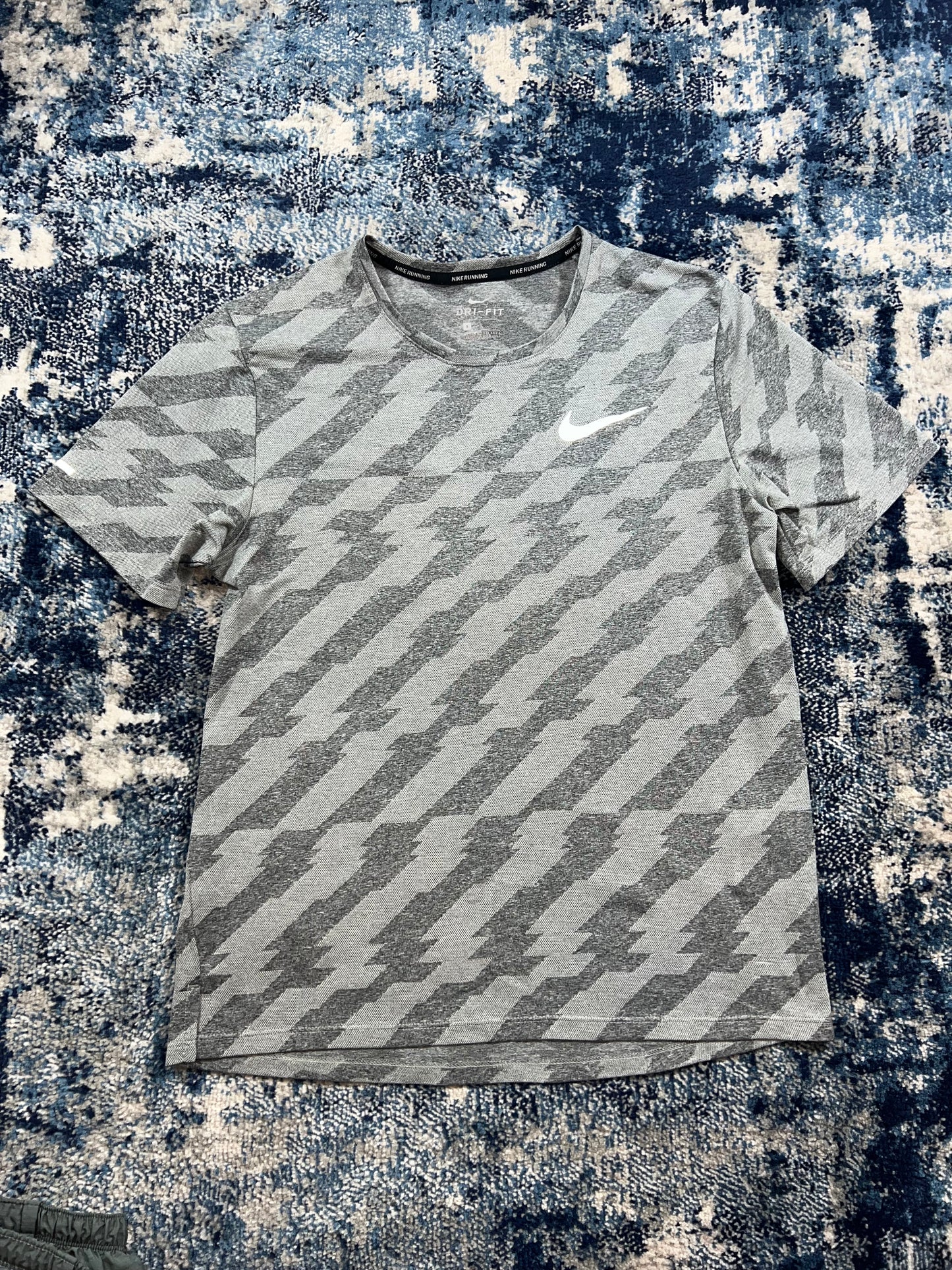 Nike Jacquard Miler T-Shirt & Challenger 5” Shorts Running Set Grey Men’s Small in Grey, men's Small – detail view