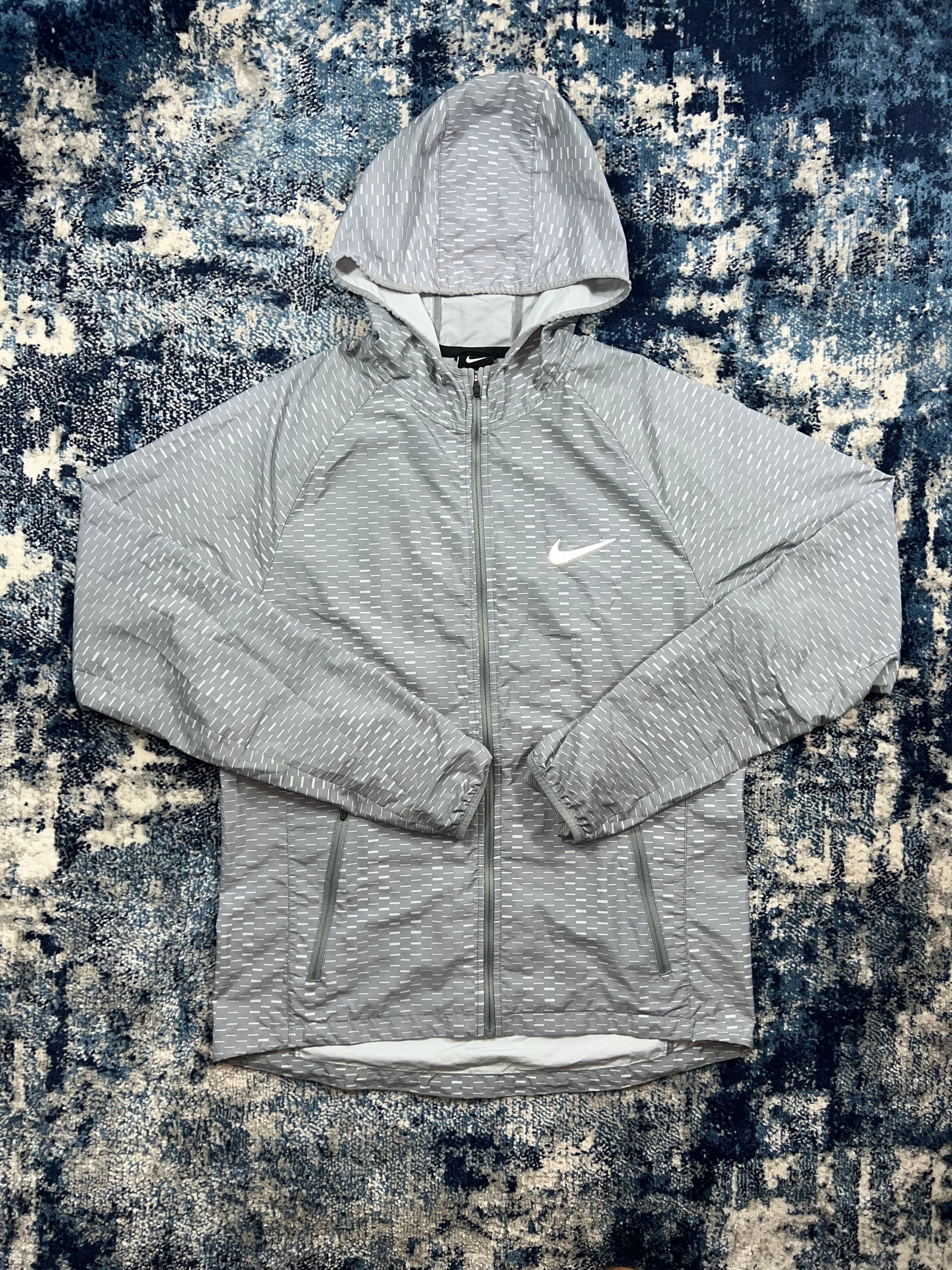 Nike Racer Fuse Digital Dash Windrunner Jacket Light Grey Men’s Small in Light Grey, men's Small – front view