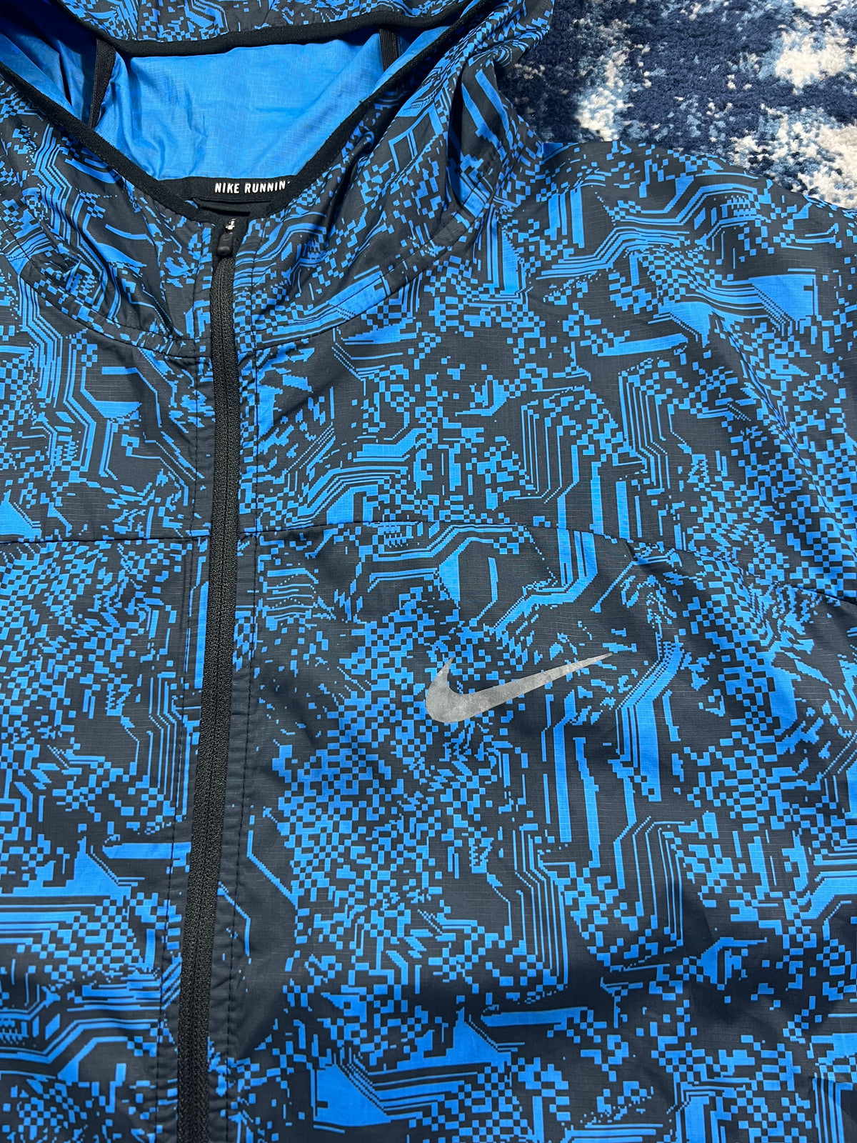 Nike Liquid Camo Glitch Windrunner Jacket Blue Men’s XL in Blue, men's XL – detail view