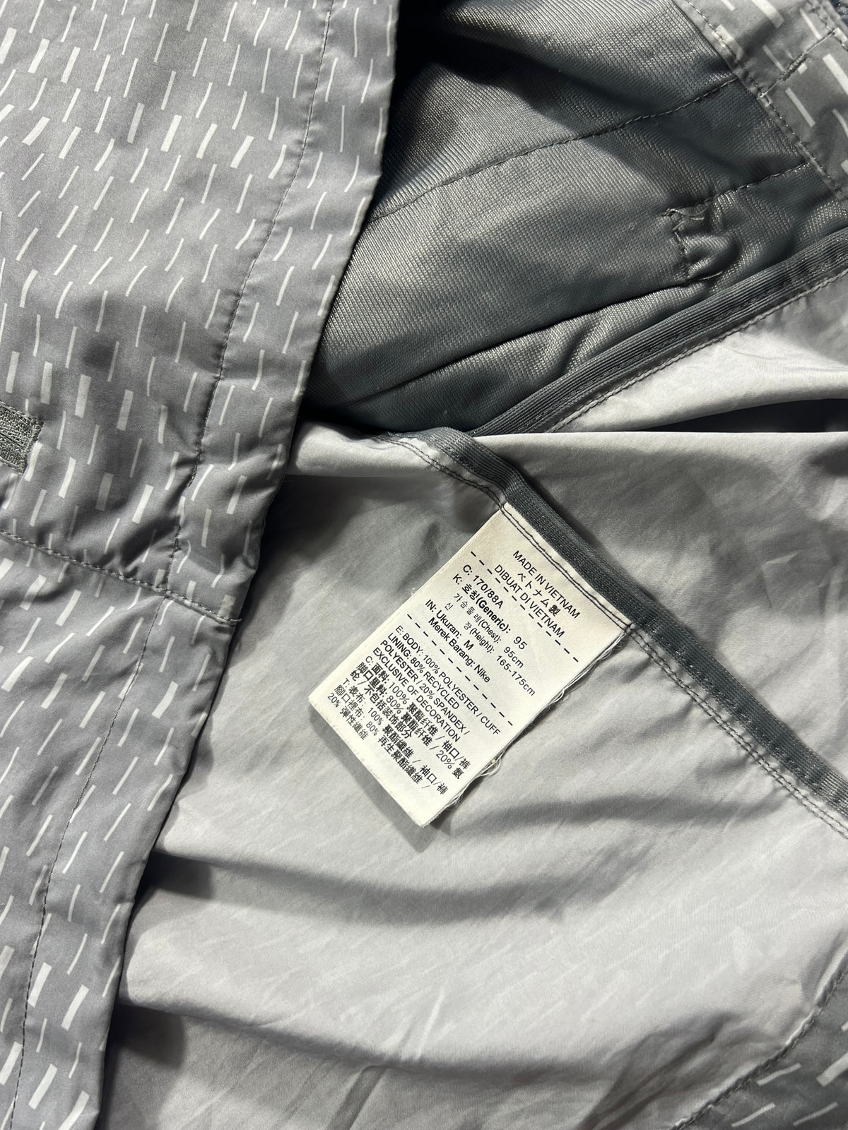 Nike Racer Fuse Digital Dash Windrunner Jacket Light Grey Men’s Small in Light Grey, men's Small – detail view