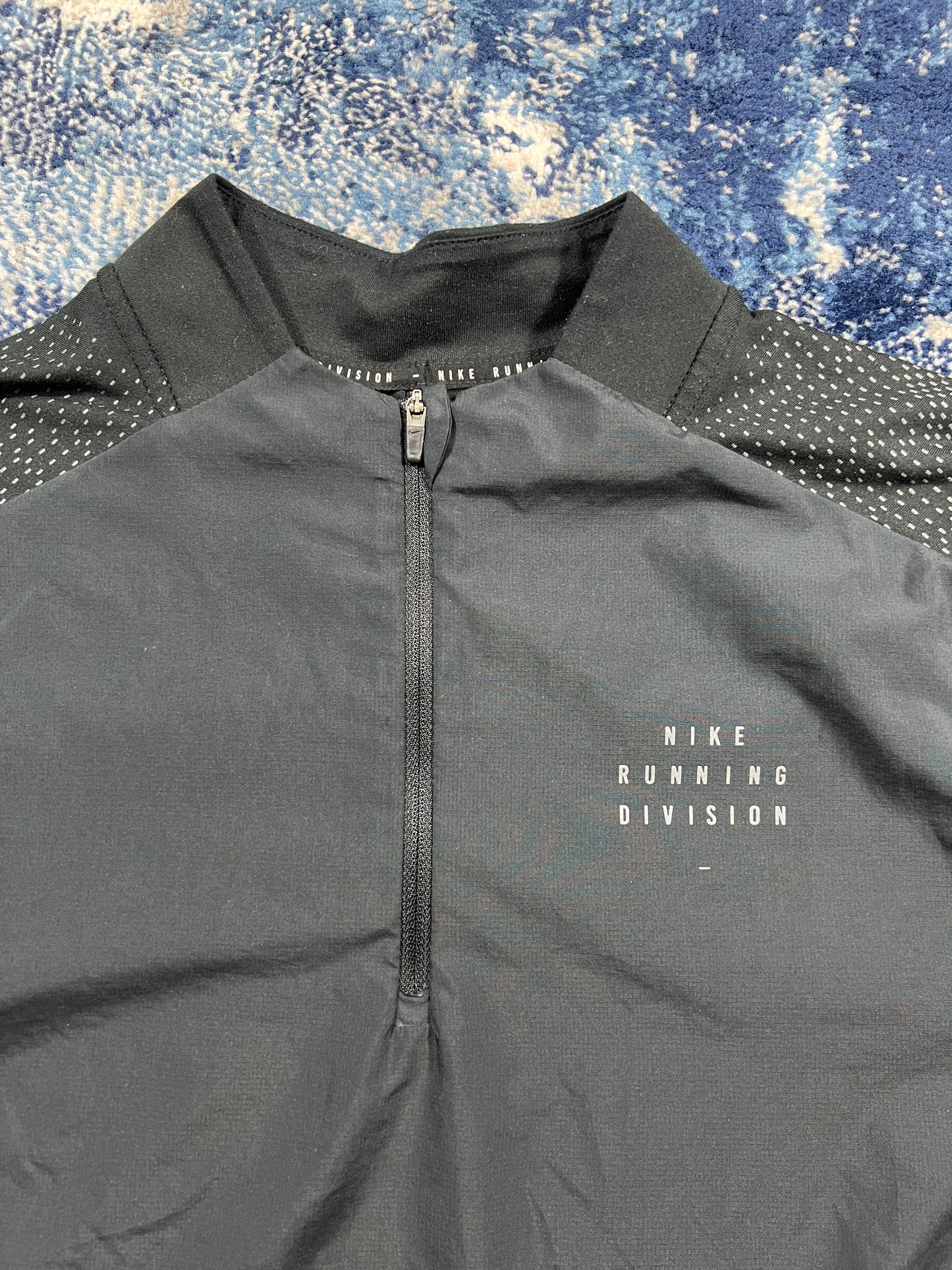 Nike Running Division Element 1/4 Zip Black Reflective Men’s Large in Black, men's Large – detail view