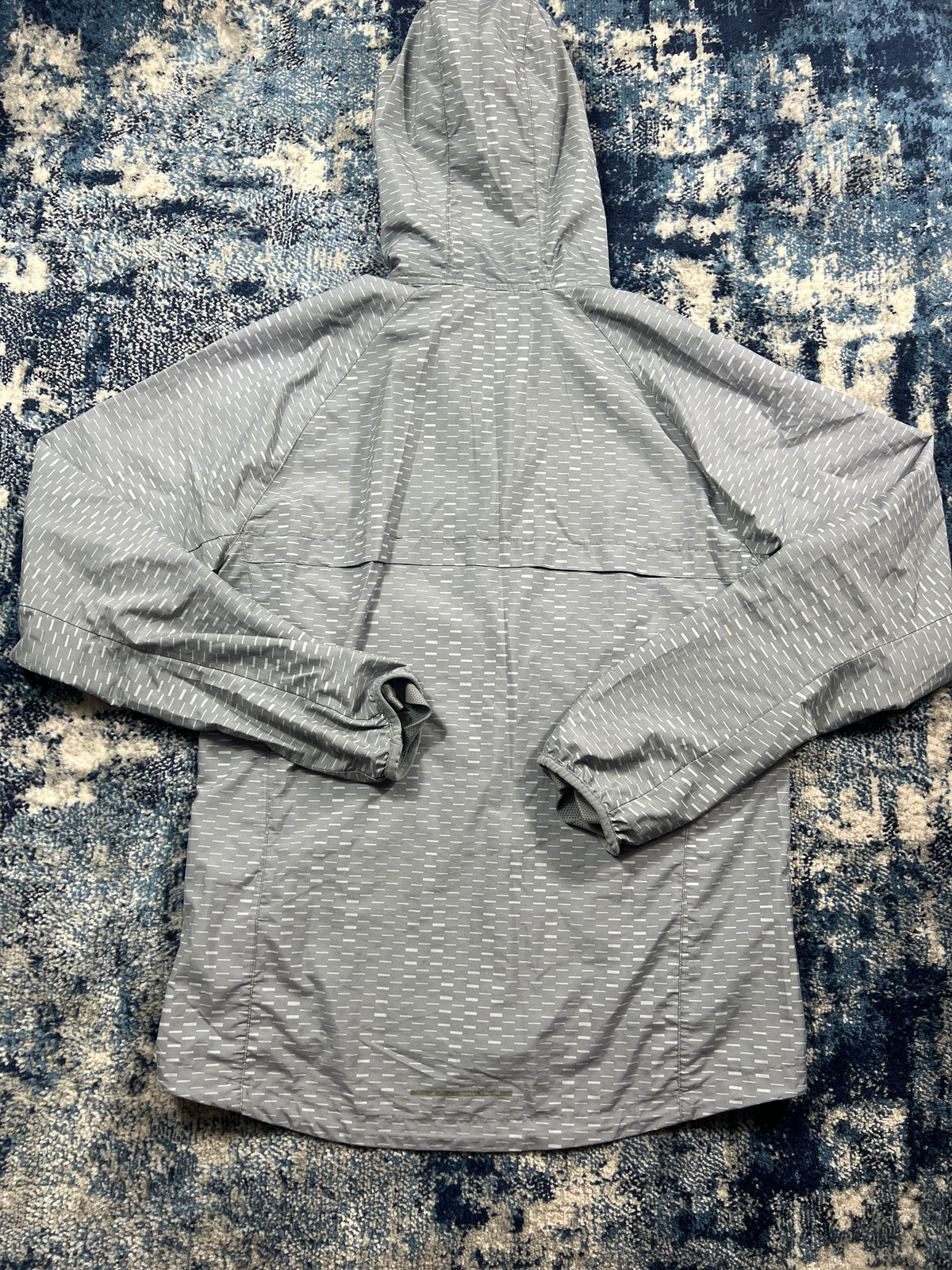 Nike Racer Fuse Digital Dash Windrunner Jacket Light Grey Men’s Small in Light Grey, men's Small – detail view
