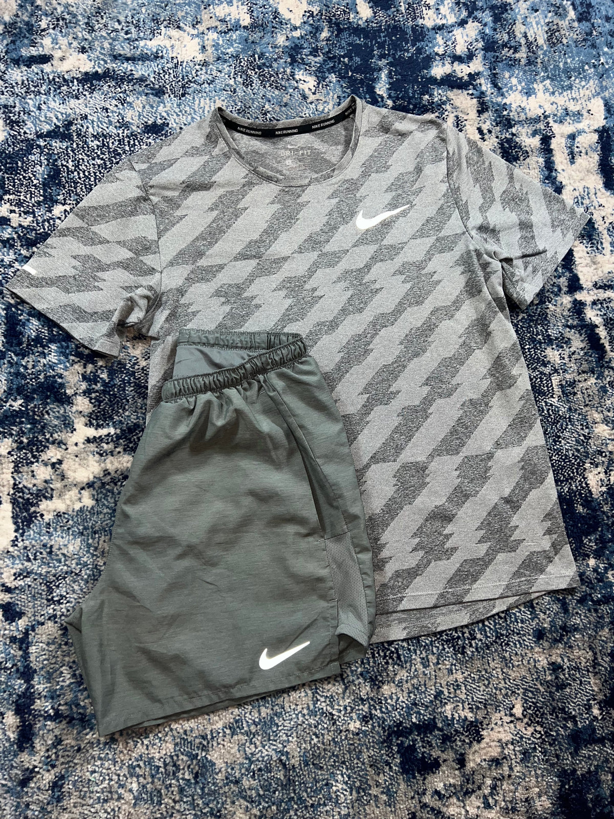 Nike Jacquard Miler T-Shirt & Challenger 5” Shorts Running Set Grey Men’s Small in Grey, men's Small – detail view