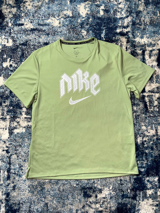 Nike Running Division Miler T-Shirt Green Men’s Medium Brand in Green, men's Medium – front view