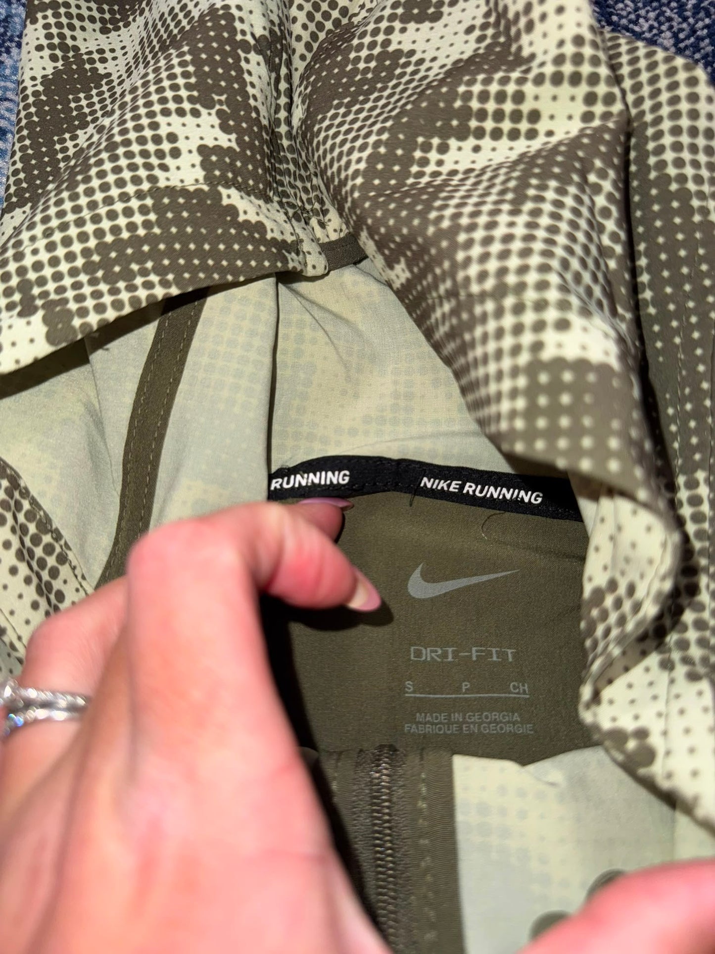 Nike Repel Miler Camo Windrunner Jacket Khaki Green Men’s Small in Khaki Green, men's Small – detail view
