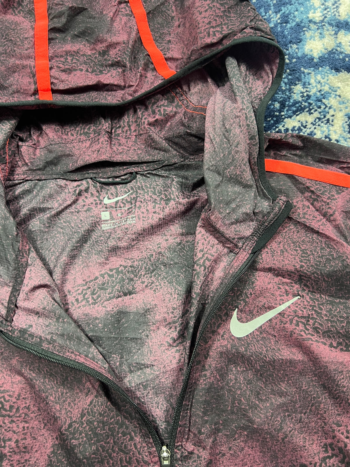 Nike Impossibly Lightweight Snakeskin Windrunner Jacket Burgundy Red Men’s Large – Burgundy / Crimson Red in Burgundy /…