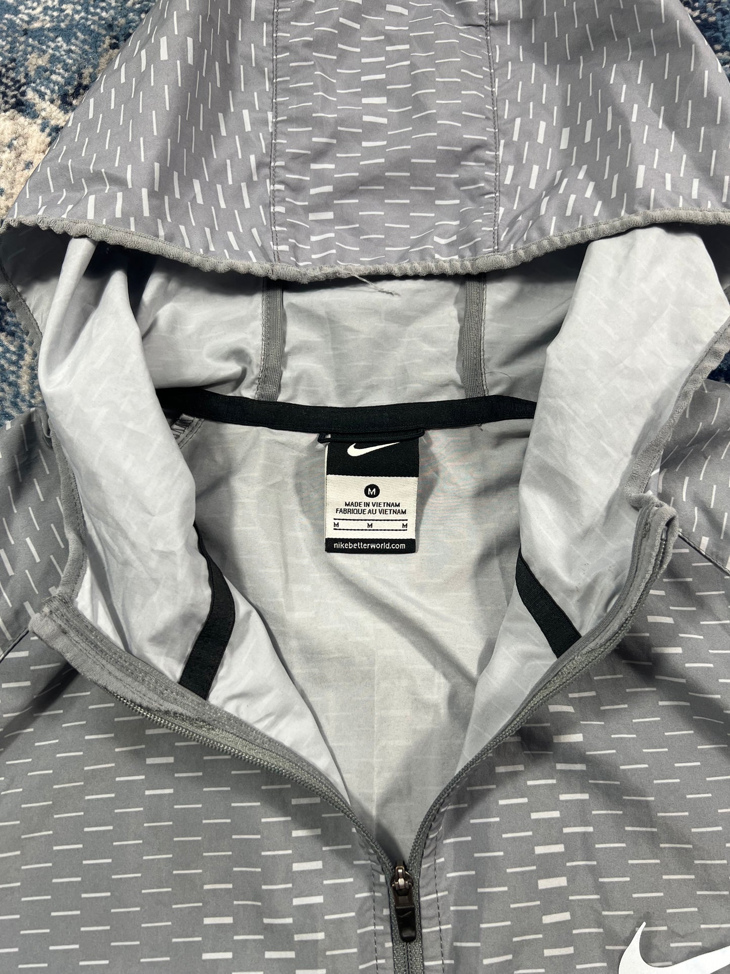 Nike Racer Fuse Digital Dash Windrunner Jacket Light Grey Men’s Small in Light Grey, men's Small – detail view