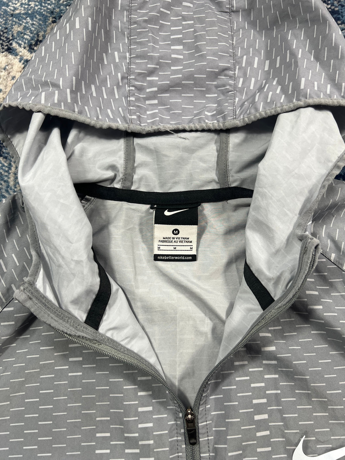 Nike Racer Fuse Digital Dash Windrunner Jacket Light Grey Men’s Small in Light Grey, men's Small – detail view