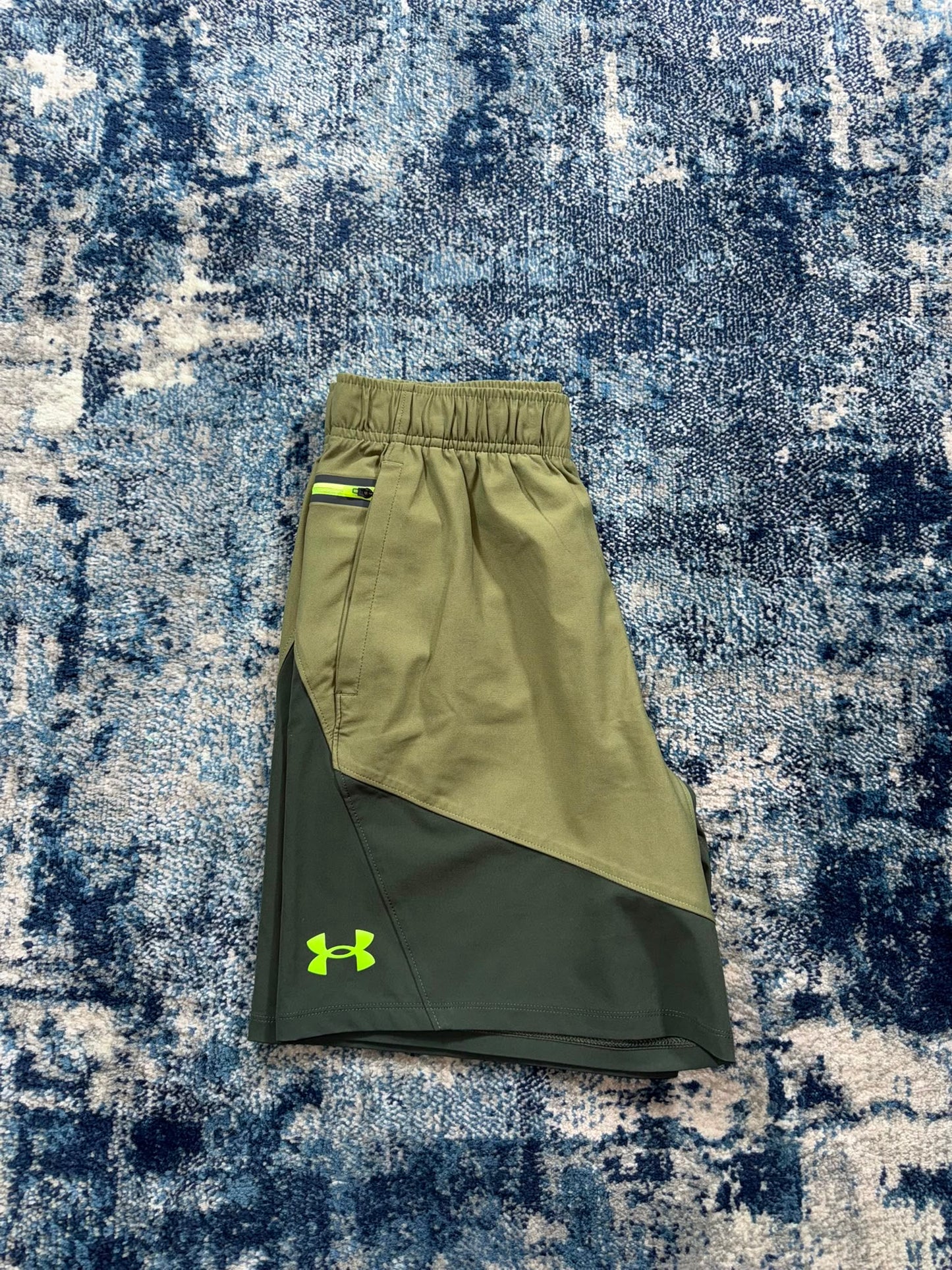 Under Armour Khaki Green Shorts – Green / Khaki, Men's Small in Green / Khaki, men's Small – front view