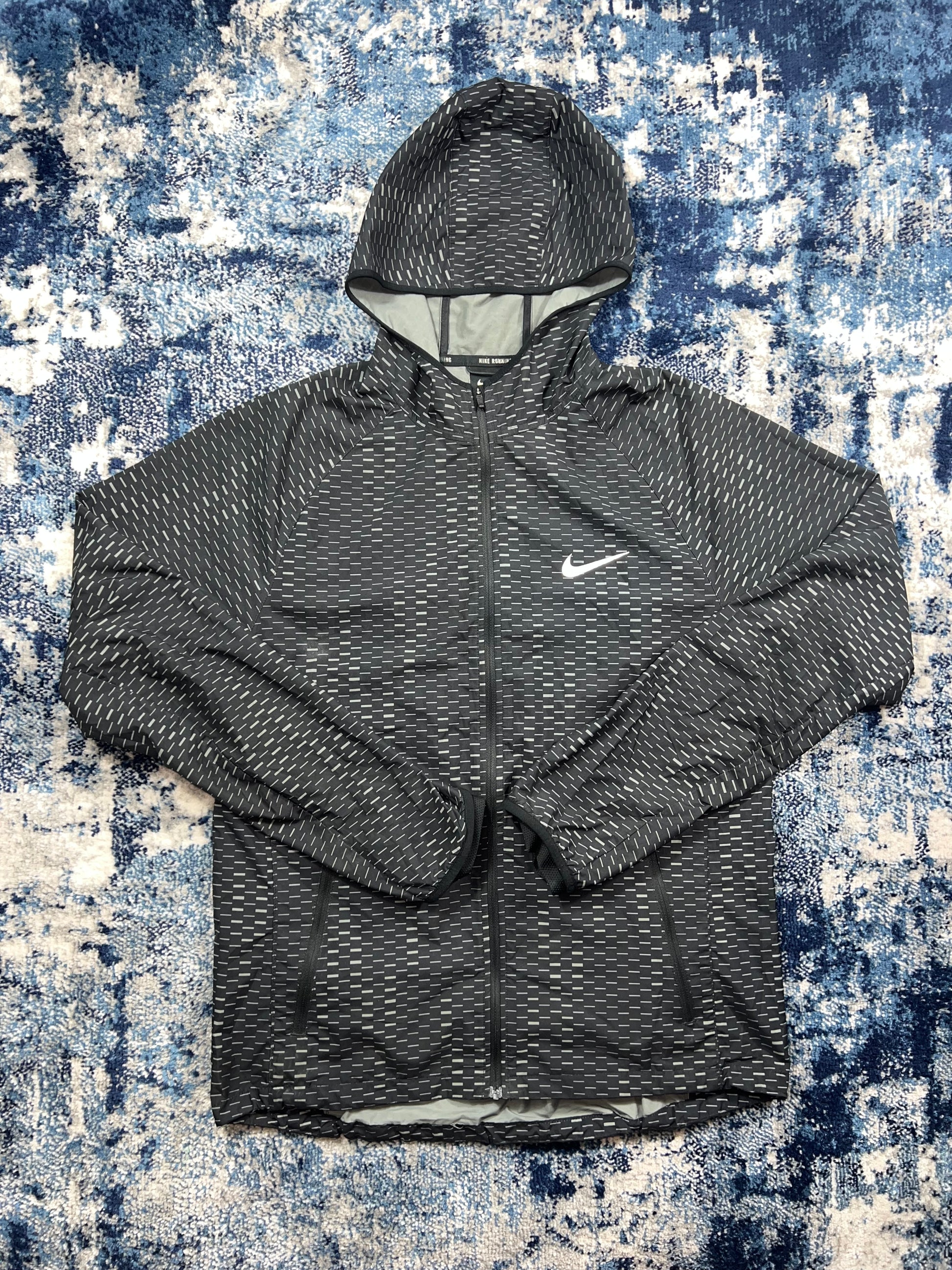 Nike Racer Fuse Digital Dash Windrunner Jacket Dark Grey Men’s Medium in Dark Grey, men's Medium – front view