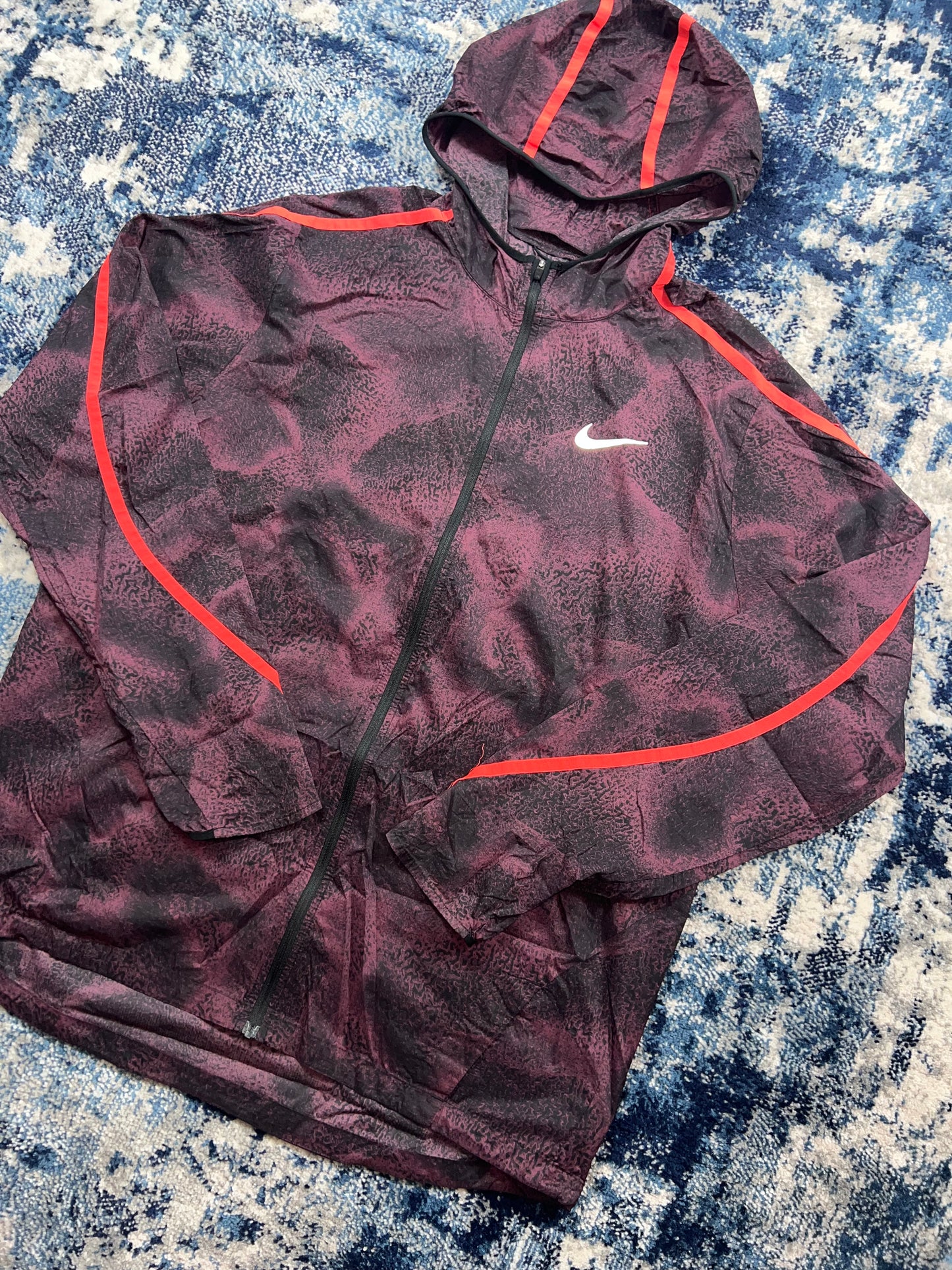 Nike Impossibly Lightweight Snakeskin Windrunner Jacket Burgundy Red Men’s Large – Burgundy / Crimson Red in Burgundy /…