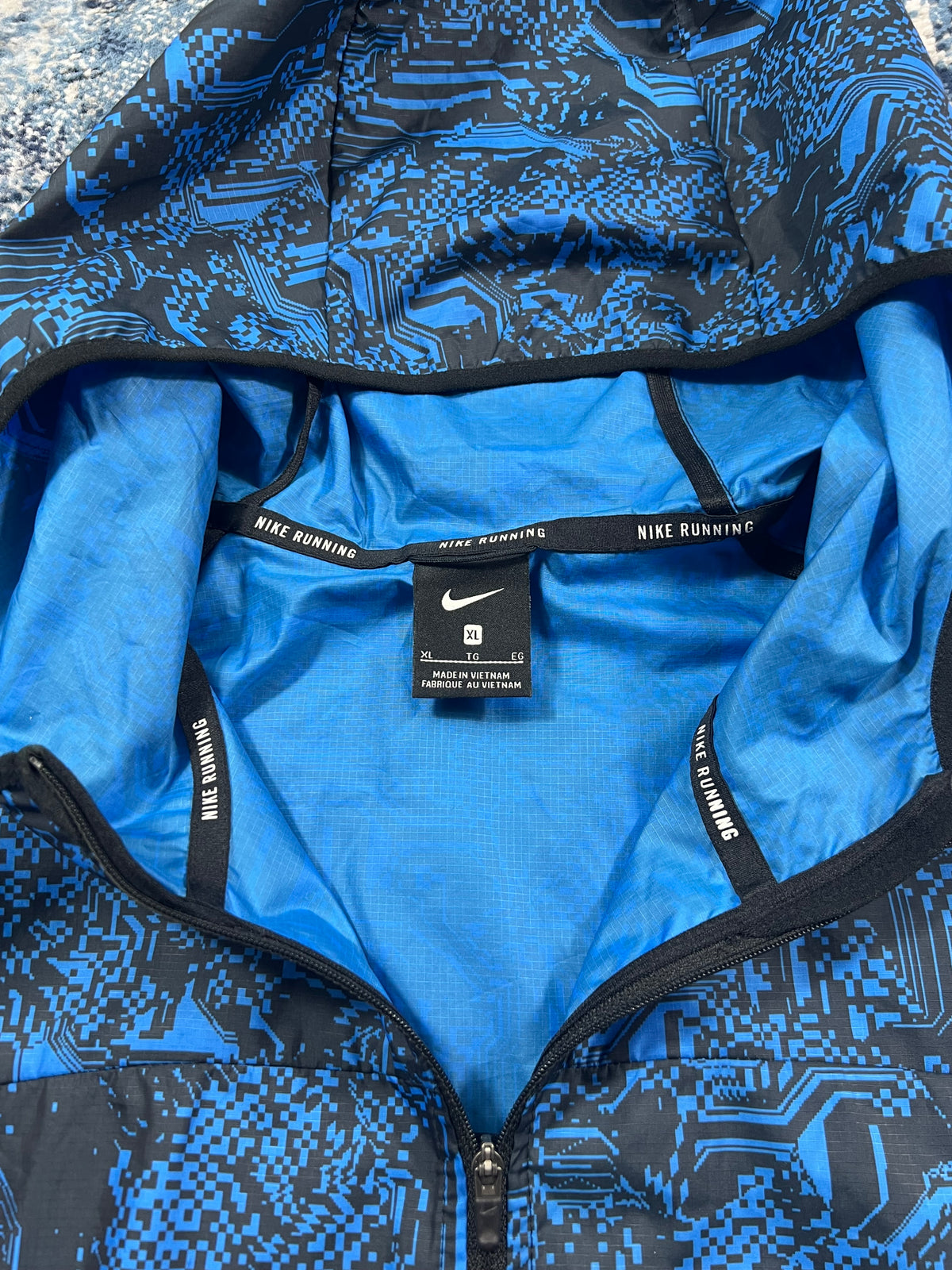 Nike Liquid Camo Glitch Windrunner Jacket Blue Men’s XL in Blue, men's XL – detail view