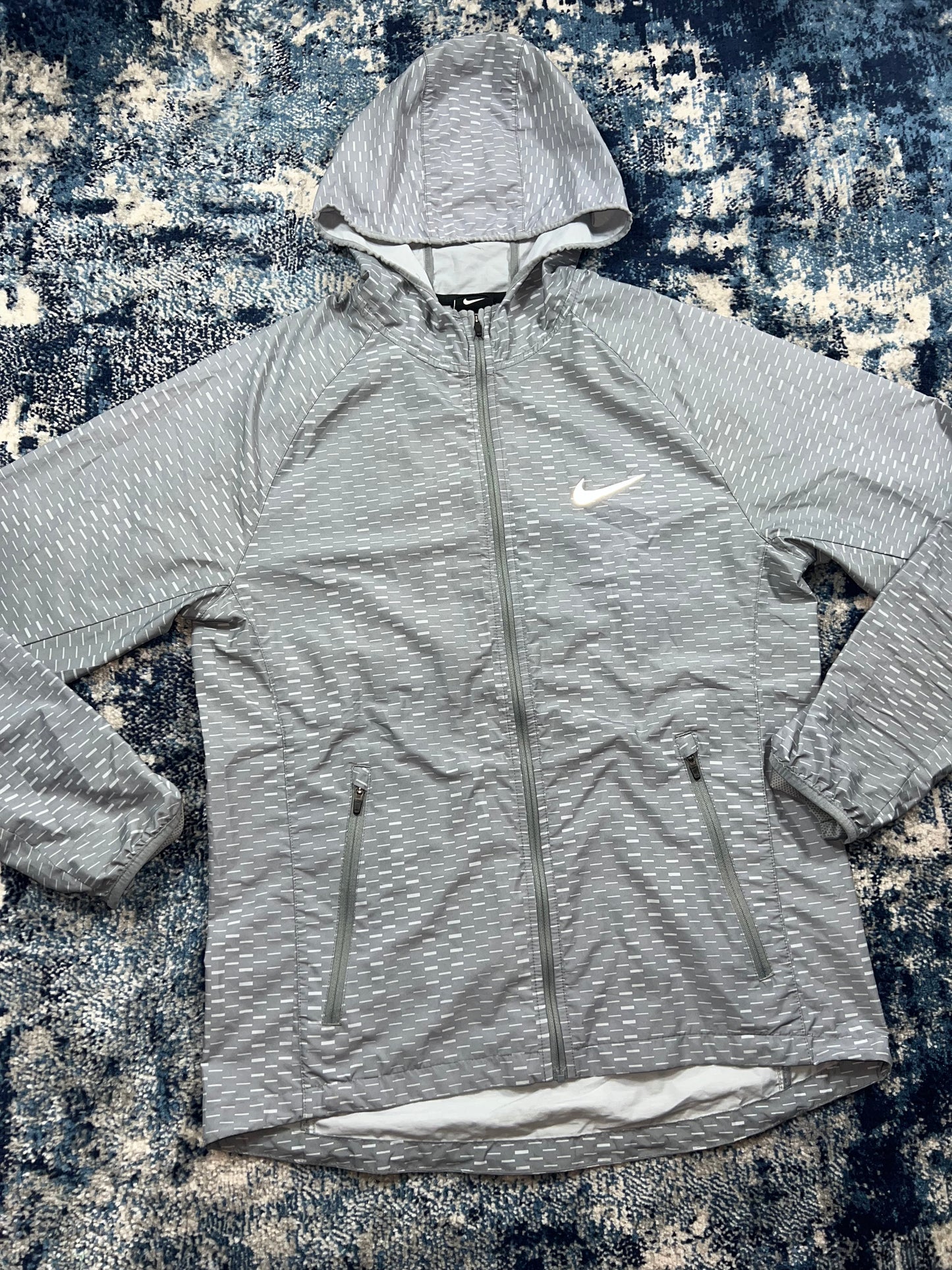 Nike Racer Fuse Digital Dash Windrunner Jacket Light Grey Men’s Small in Light Grey, men's Small – detail view