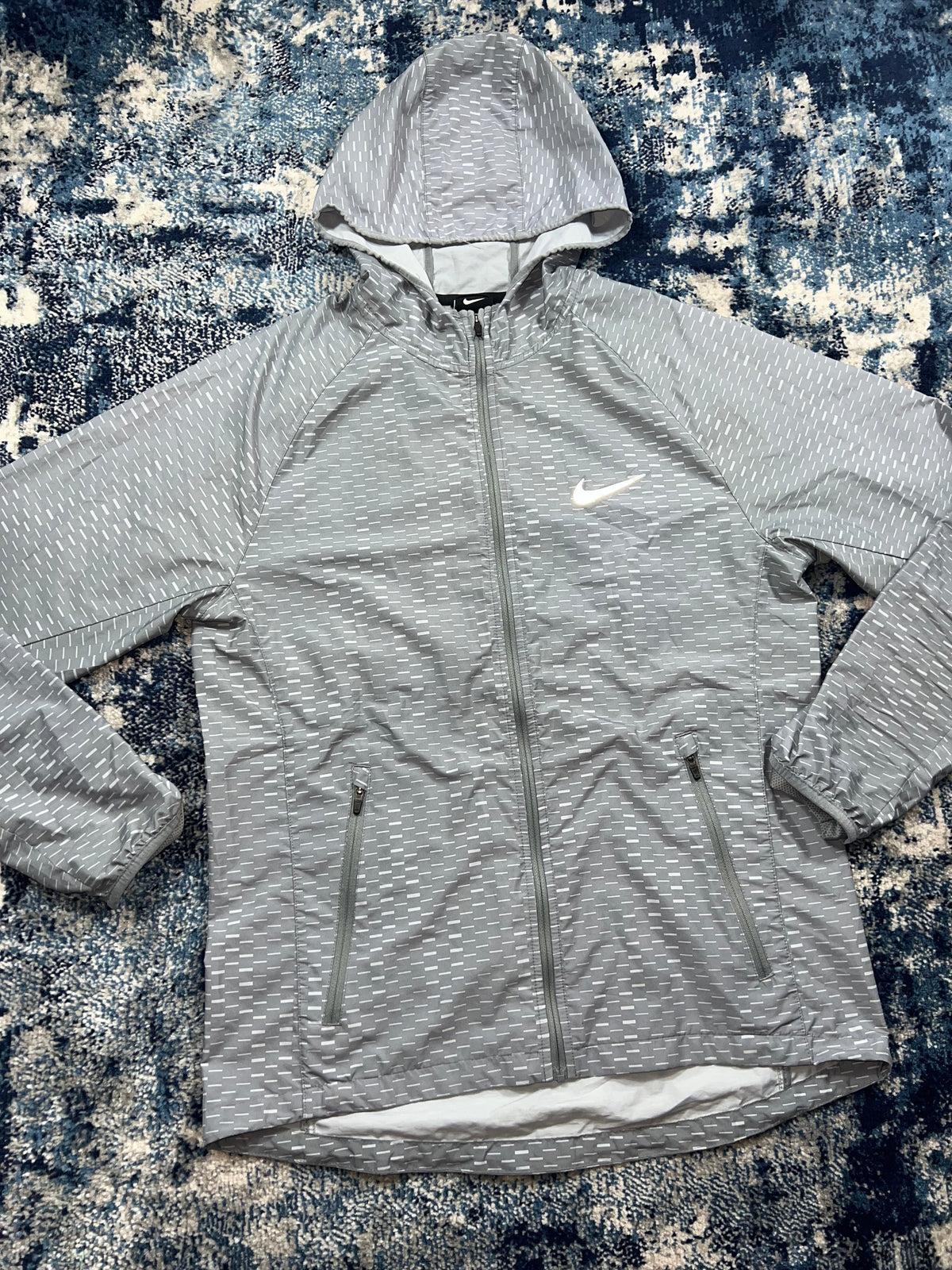 Nike Racer Fuse Digital Dash Windrunner Jacket Light Grey Men’s Small in Light Grey, men's Small – detail view