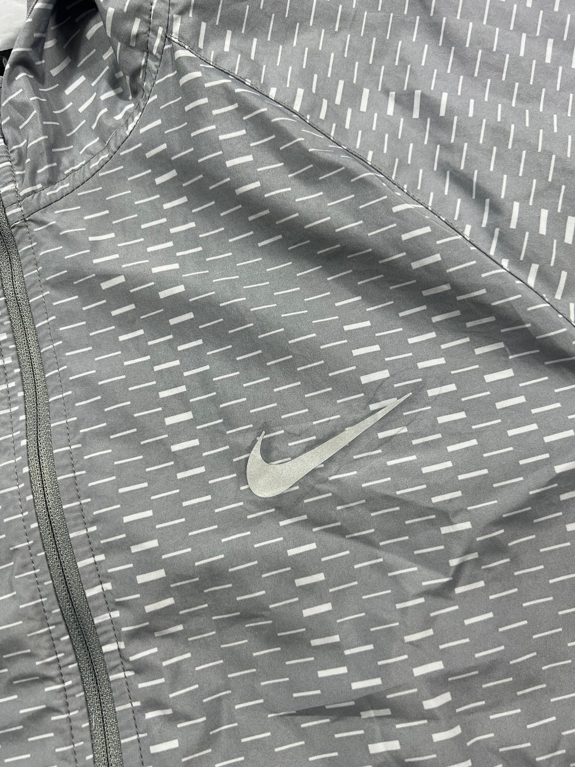 Nike Racer Fuse Digital Dash Windrunner Jacket Light Grey Men’s Small in Light Grey, men's Small – detail view