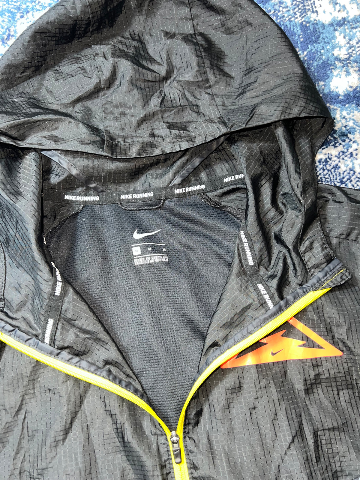 Nike Trail Lightweight Windrunner Jacket Black Grey Yellow Red Men’s Medium – Black / Grey / Yellow / Red in Black / Grey /…