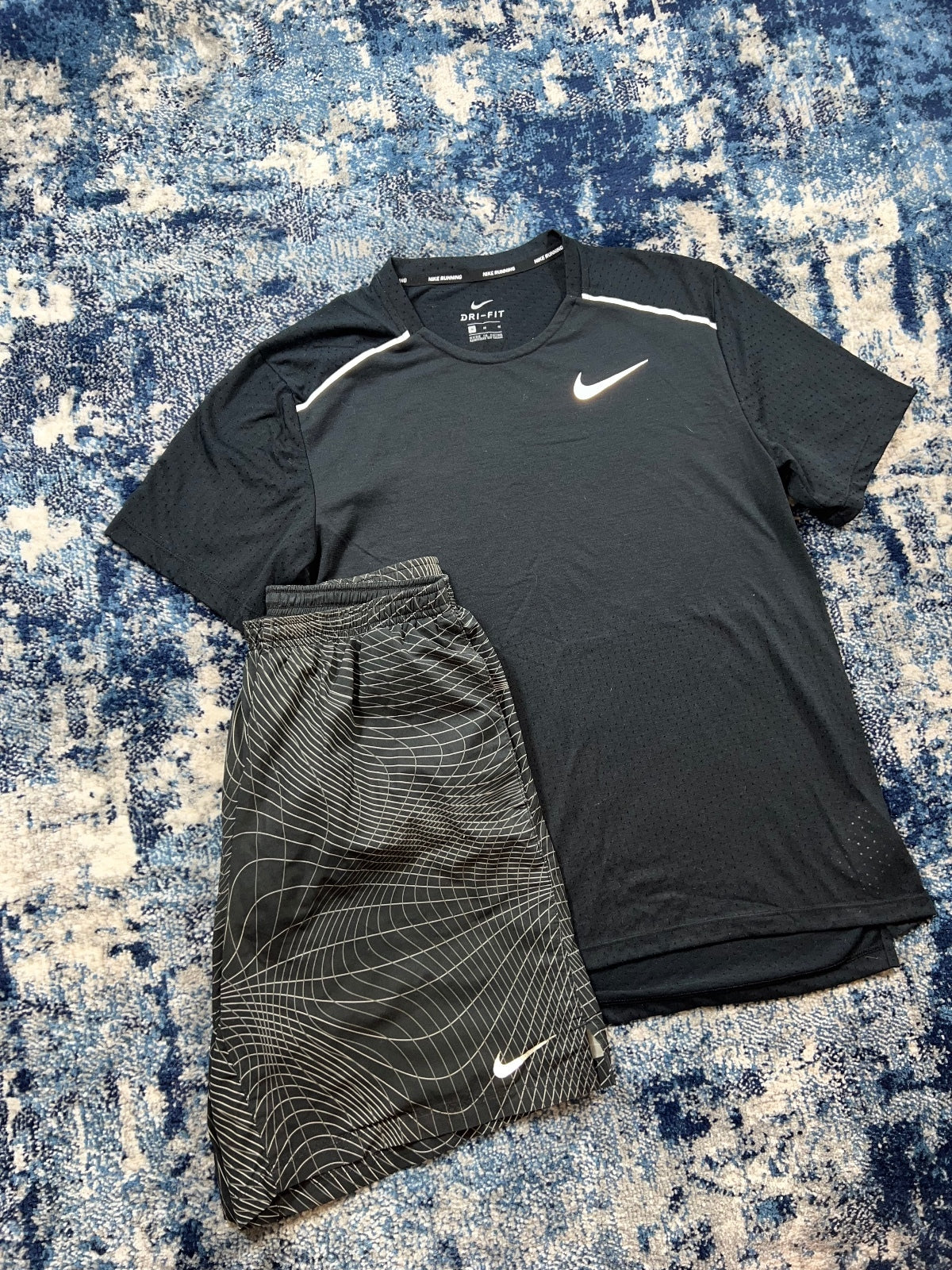Nike Miler Breathe T Shirt / Challenger Shorts Running Gym Set – Black, Men's Medium in Black, men's Medium – detail view
