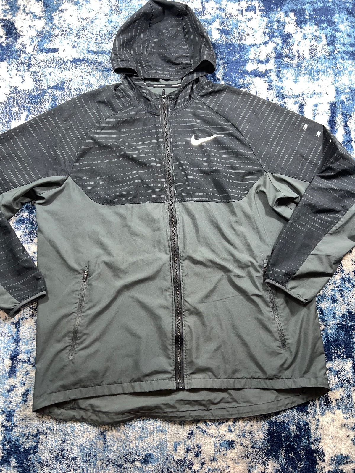 Nike Running Windrunner Jacket – Gray, Men's XL in Gray, men's XL – detail view