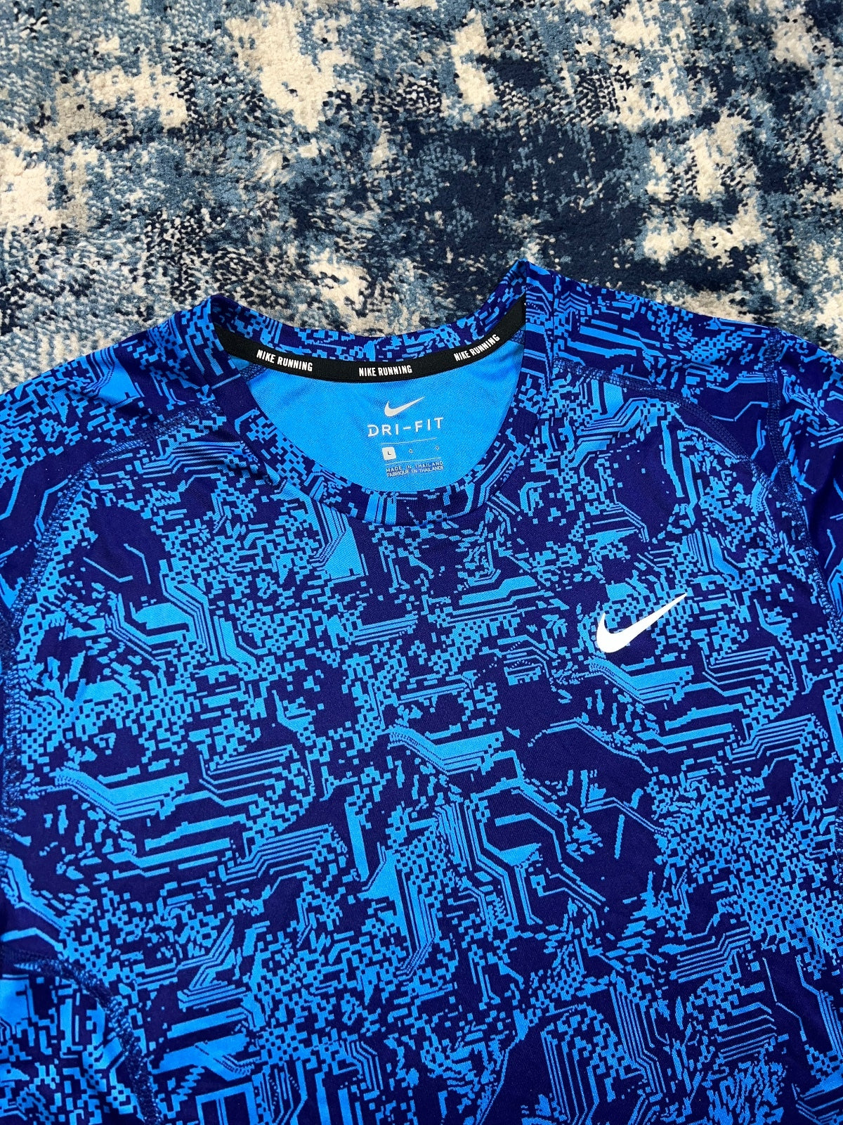 Nike Digital Miler T Shirt – Blue, Men's Large in Blue, men's Large – detail view