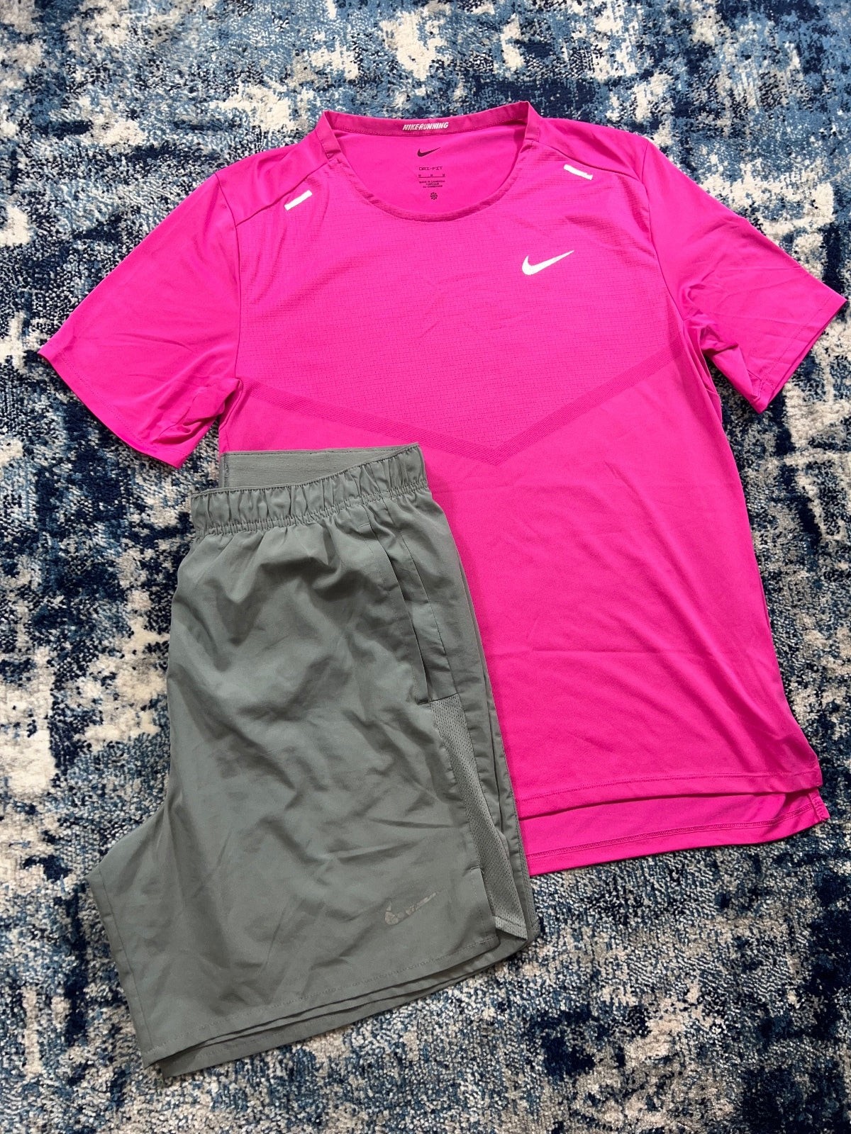 Nike Miler Rise 365 T Shirt / Challenger Shorts Running Gym Set – Pink, Men's Medium in Pink, men's Medium – detail view