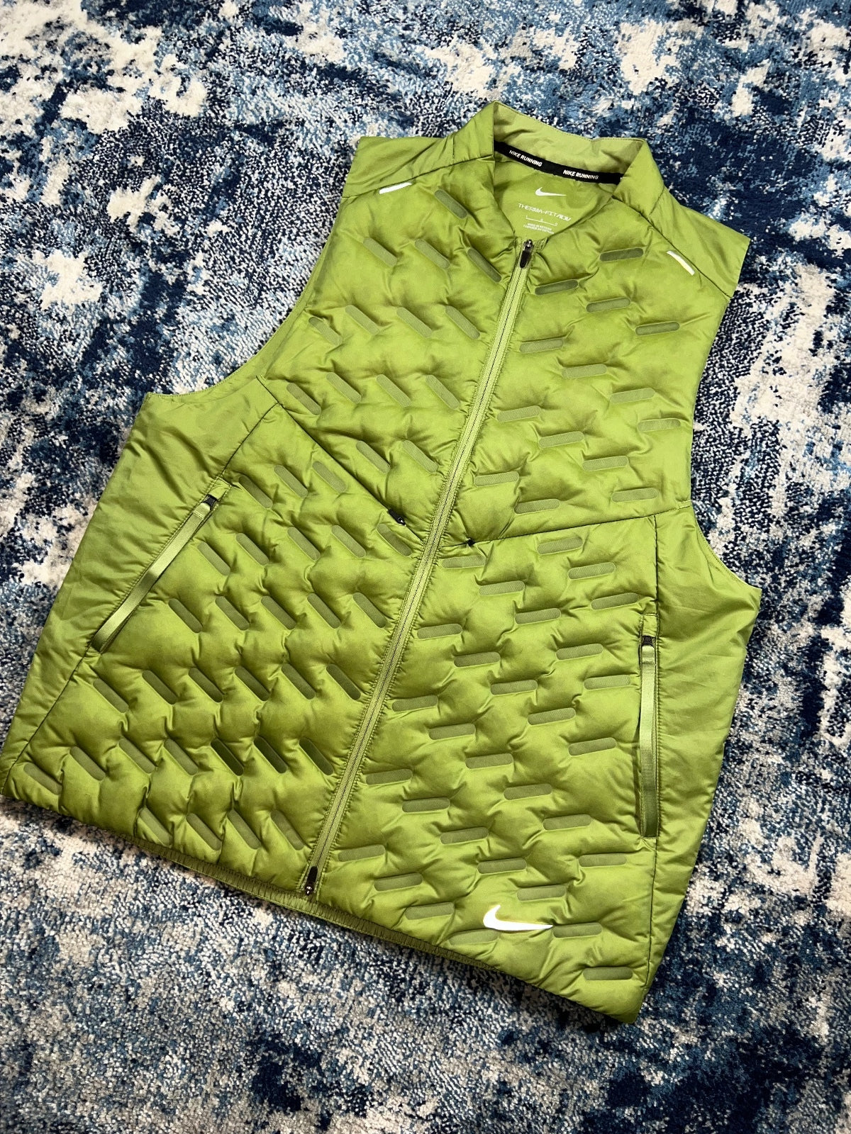 Nike Rare Aeroloft Running Dri Fit ADV Gilet Bodywarmer – Green, Men's Large in Green, men's Large – alternate view