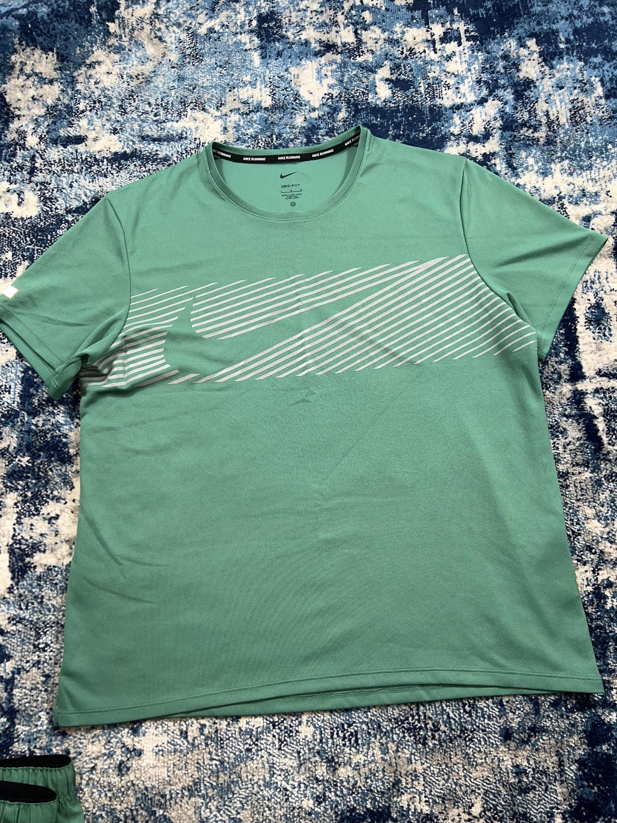 Nike Flash Miler T Shirt / Challenger Shorts Running Gym Set – DarkGreen, Men's Large in DarkGreen, men's Large – detail view