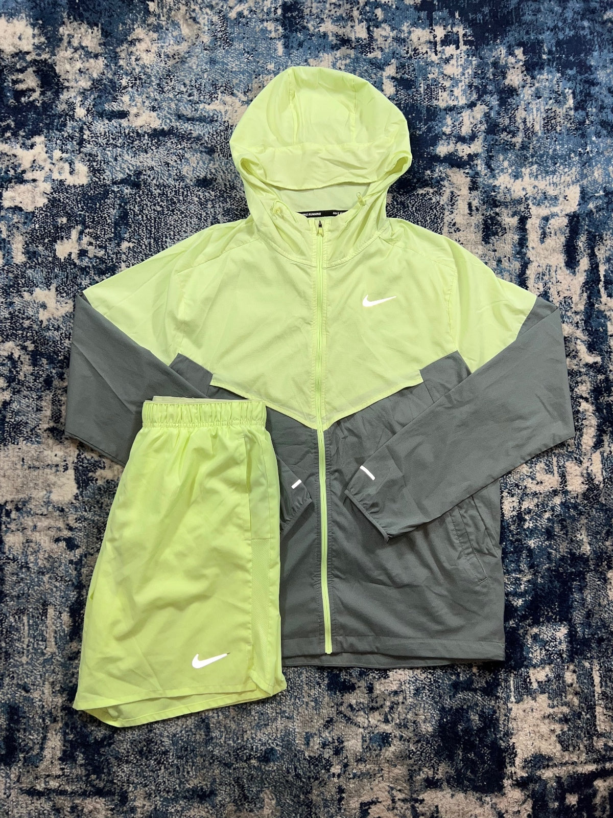 Nike Repel Miler Packable Windrunner / Challenger Shorts Tracksuit Set – Green, Men's Medium in Green, men's Medium – front…
