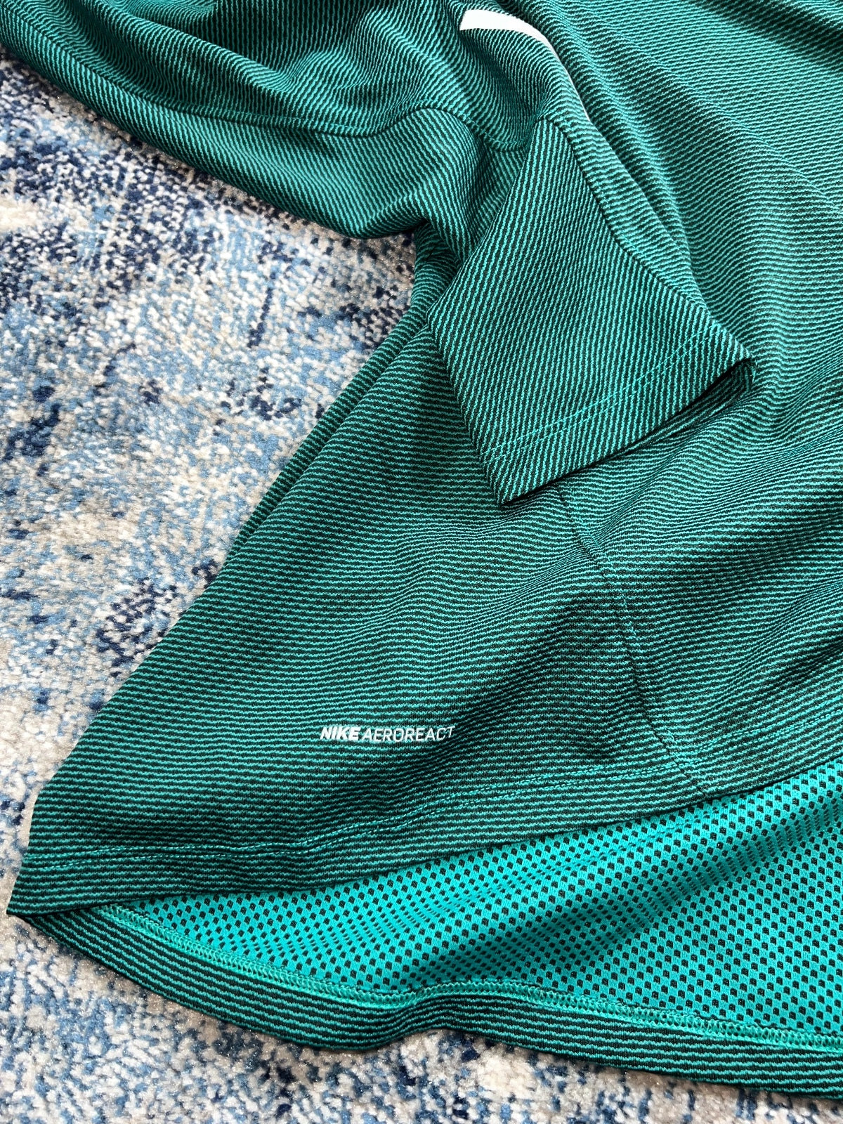 Nike Running AeroReact Dri-Fit Long Sleeved Top – Green, Men's Medium in Green, men's Medium – detail view