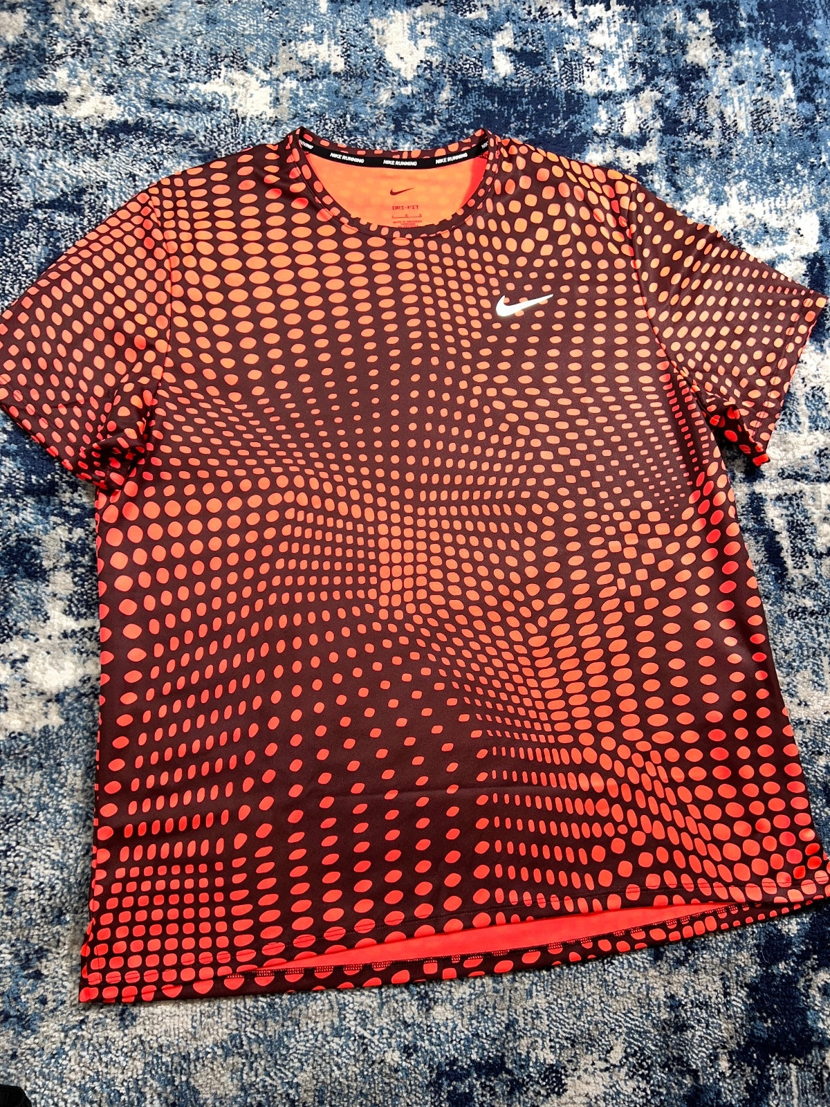 Nike Miler T Shirt / Challenger Shorts Running Gym Set – Red, Men's Large in Red, men's Large – detail view