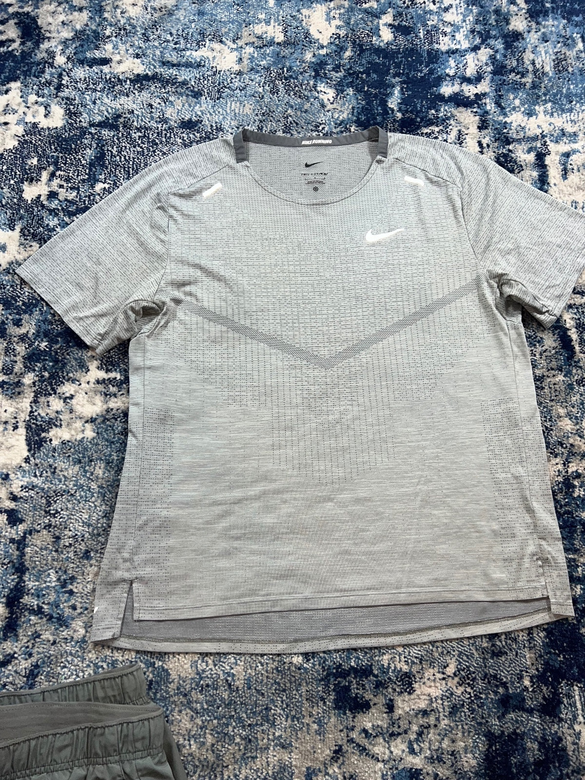 Nike Tech Knit ADV Miler T Shirt / Challenger Shorts Running Gym Set – Gray, Men's Large in Gray, men's Large – detail view