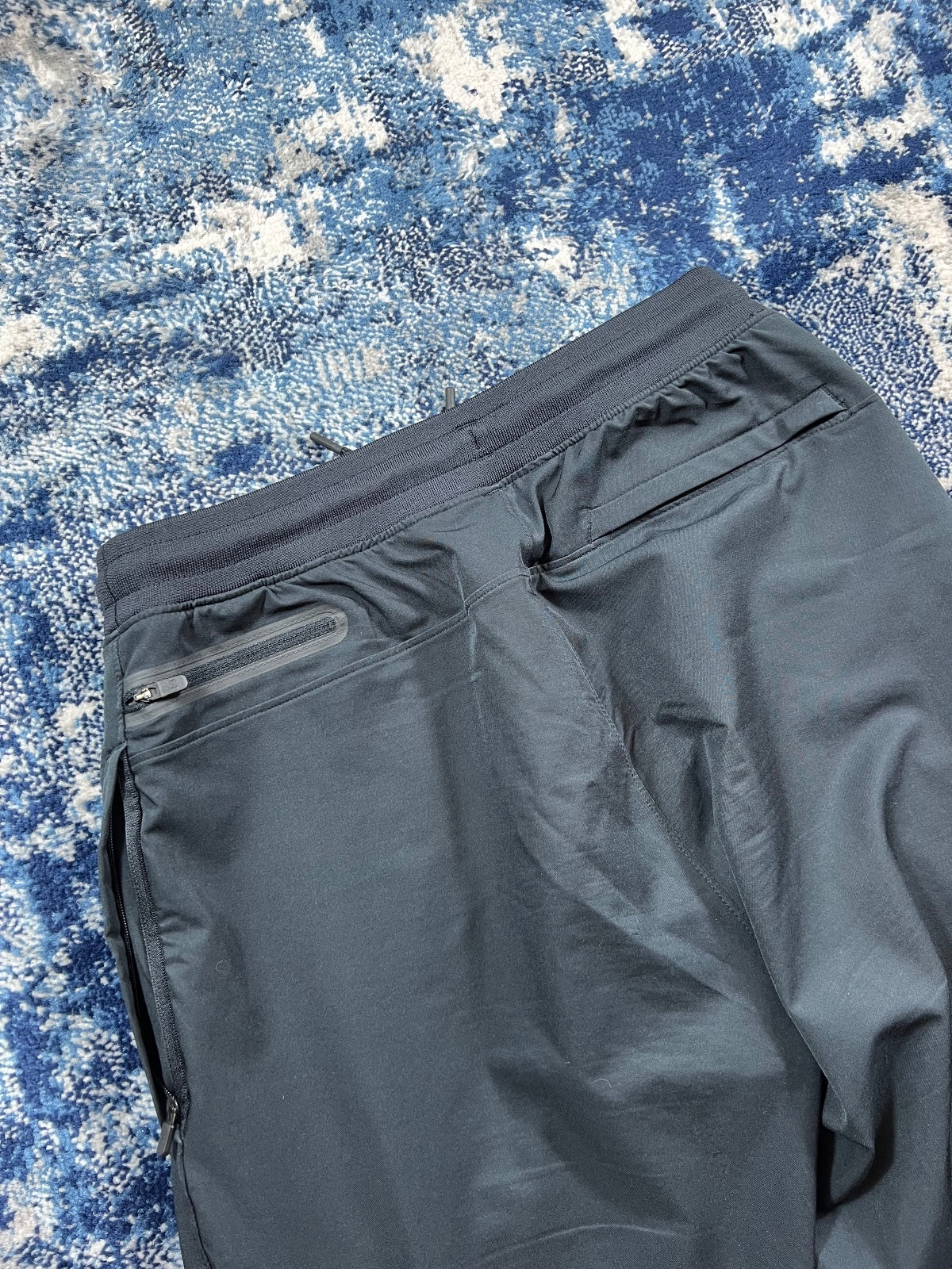 Under Armour HearGear Tracksuit Bottoms – Black, Men's Medium in Black, men's Medium – detail view