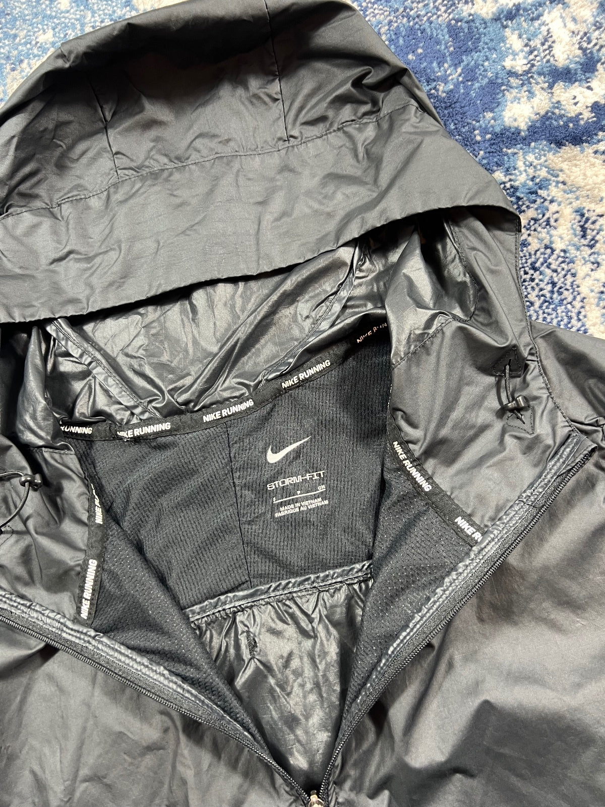 Nike Running Storm Fit Windrunner Jacket – Black, Men's Small in Black, men's Small – detail view