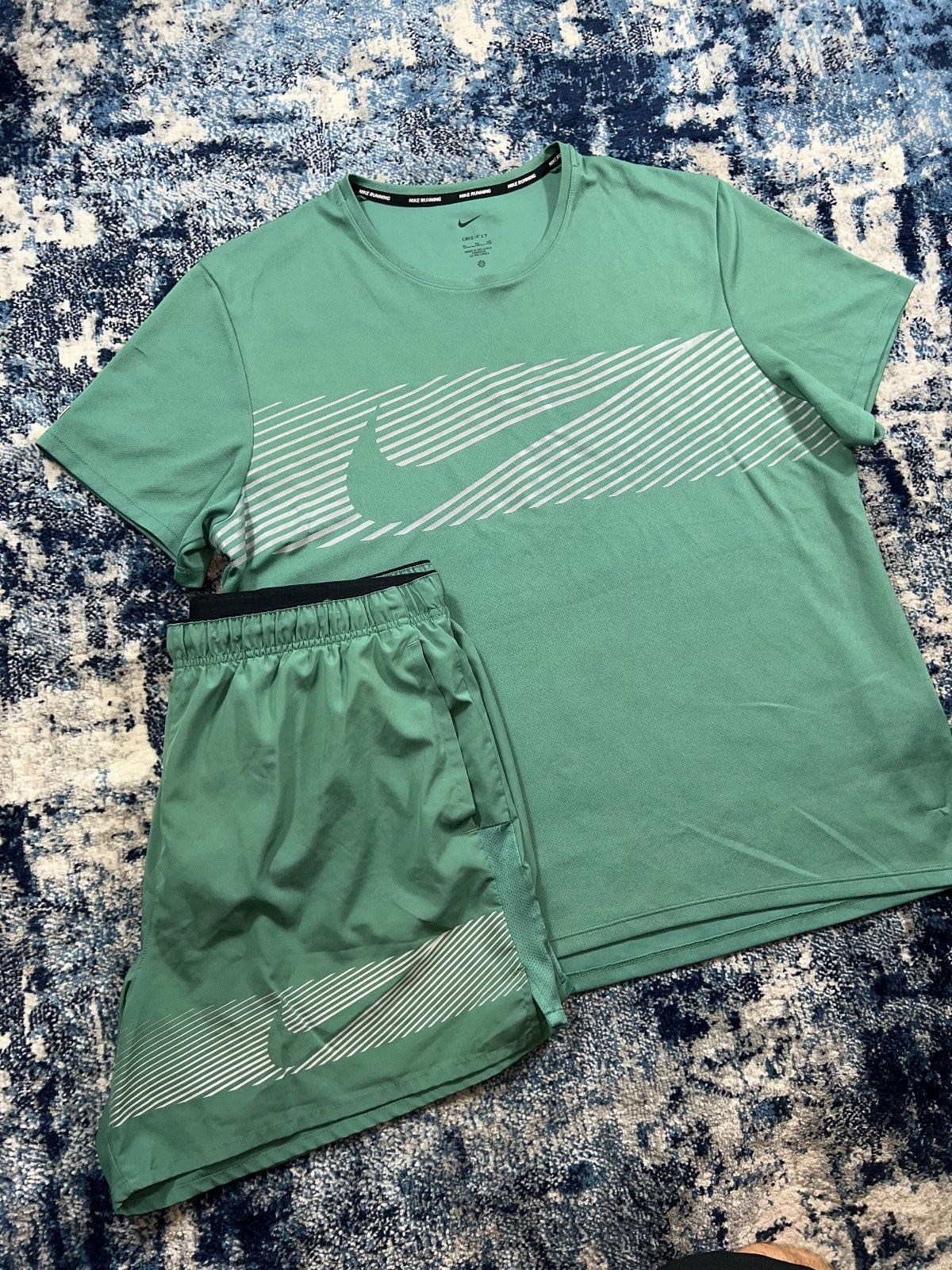 Nike Flash Miler T Shirt / Challenger Shorts Running Gym Set – Teal Green, Men's XL in Teal Green, men's XL – detail view