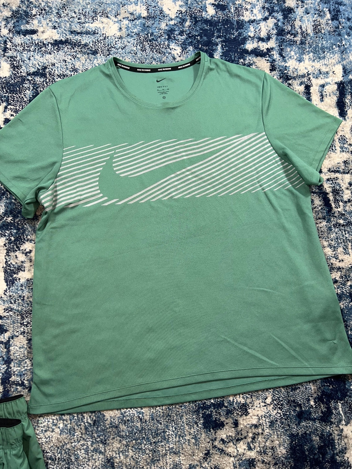 Nike Flash Miler T Shirt / Challenger Shorts Running Gym Set – Teal Green, Men's XL in Teal Green, men's XL – detail view