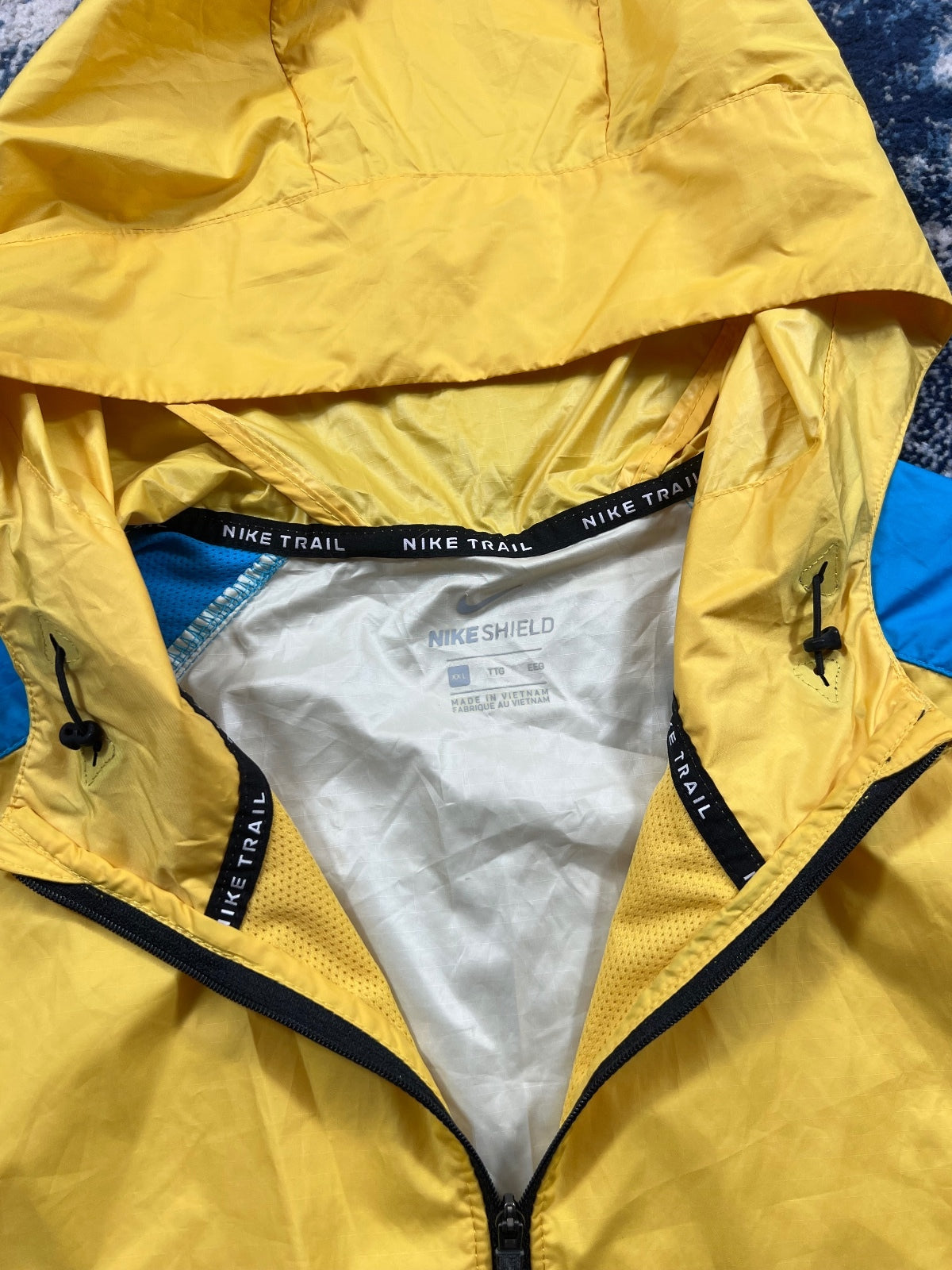Nike Trail Storm Fit Windrunner Jacket – Yellow / Blue, Men's XL in Yellow / Blue, men's XL – detail view