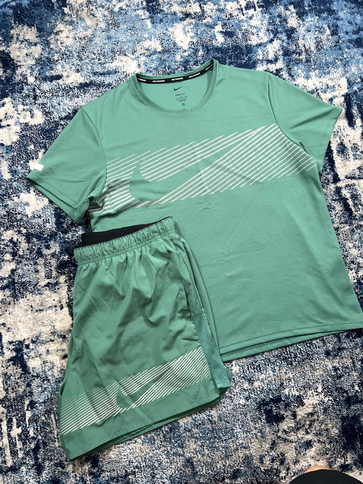 Nike Flash Miler T Shirt / Challenger Shorts Running Gym Set – DarkGreen, Men's Large in DarkGreen, men's Large – detail view